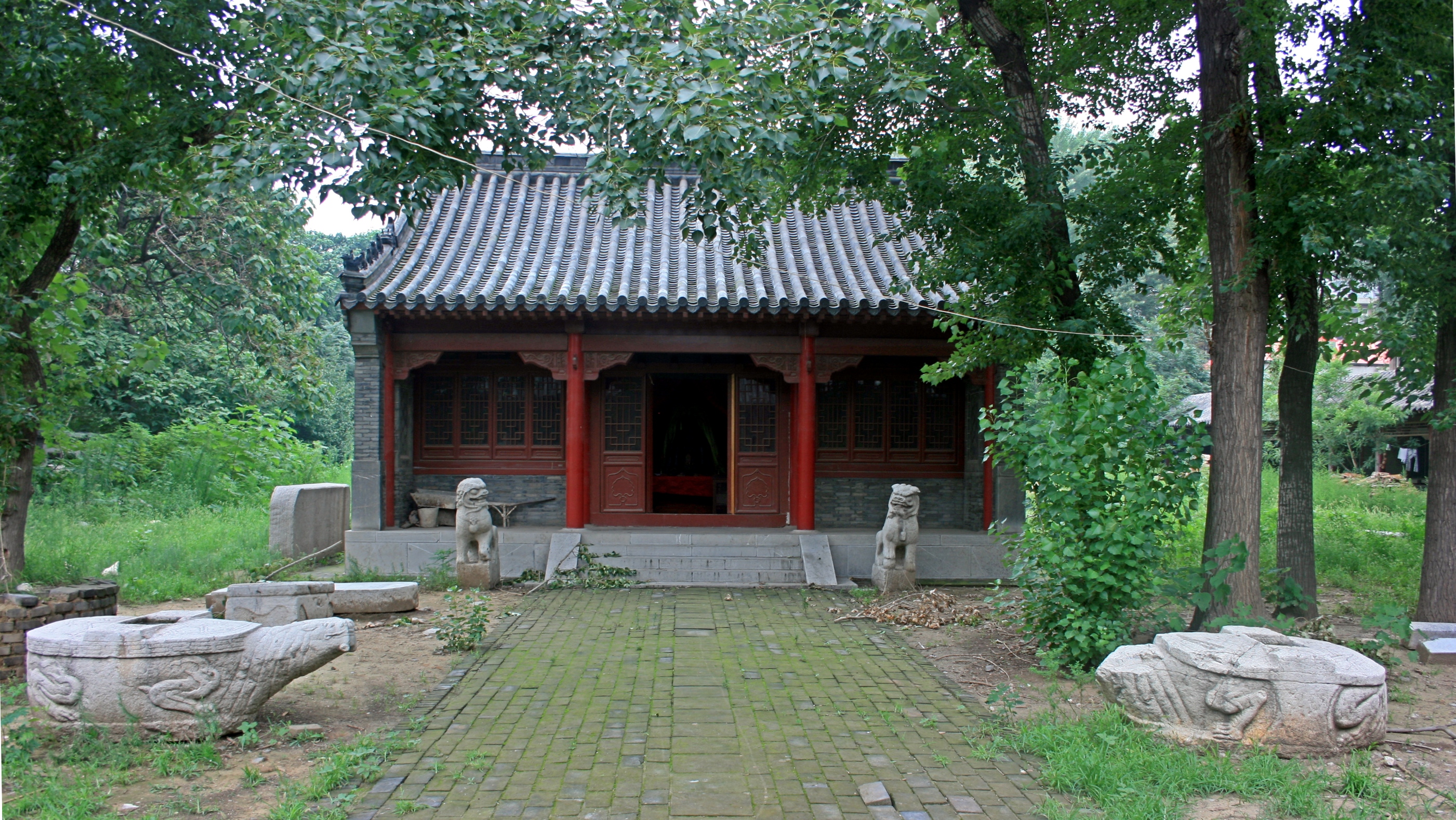 Photograph of a Hall on the site of the tomb of Min Ziqian in Jinan, Shandong Province, China.