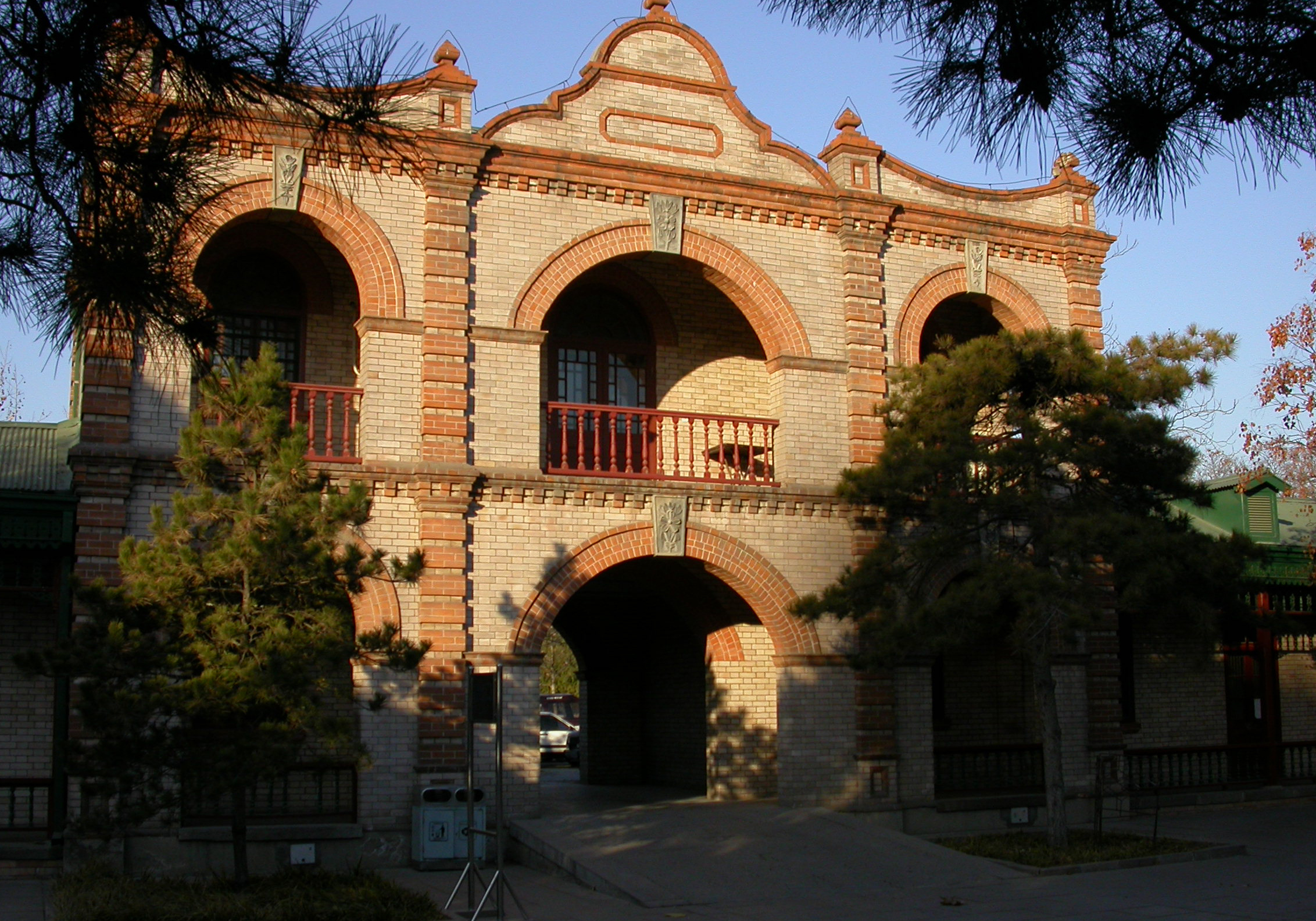 The buildings inside the front gate of Beijing Zoo were built in 1907. It was designed as the office house of Imperial Agriculture Examination Field, which predated Beijing Zoo. Now this building is the Tourist Service Center of Beijing Zoo.