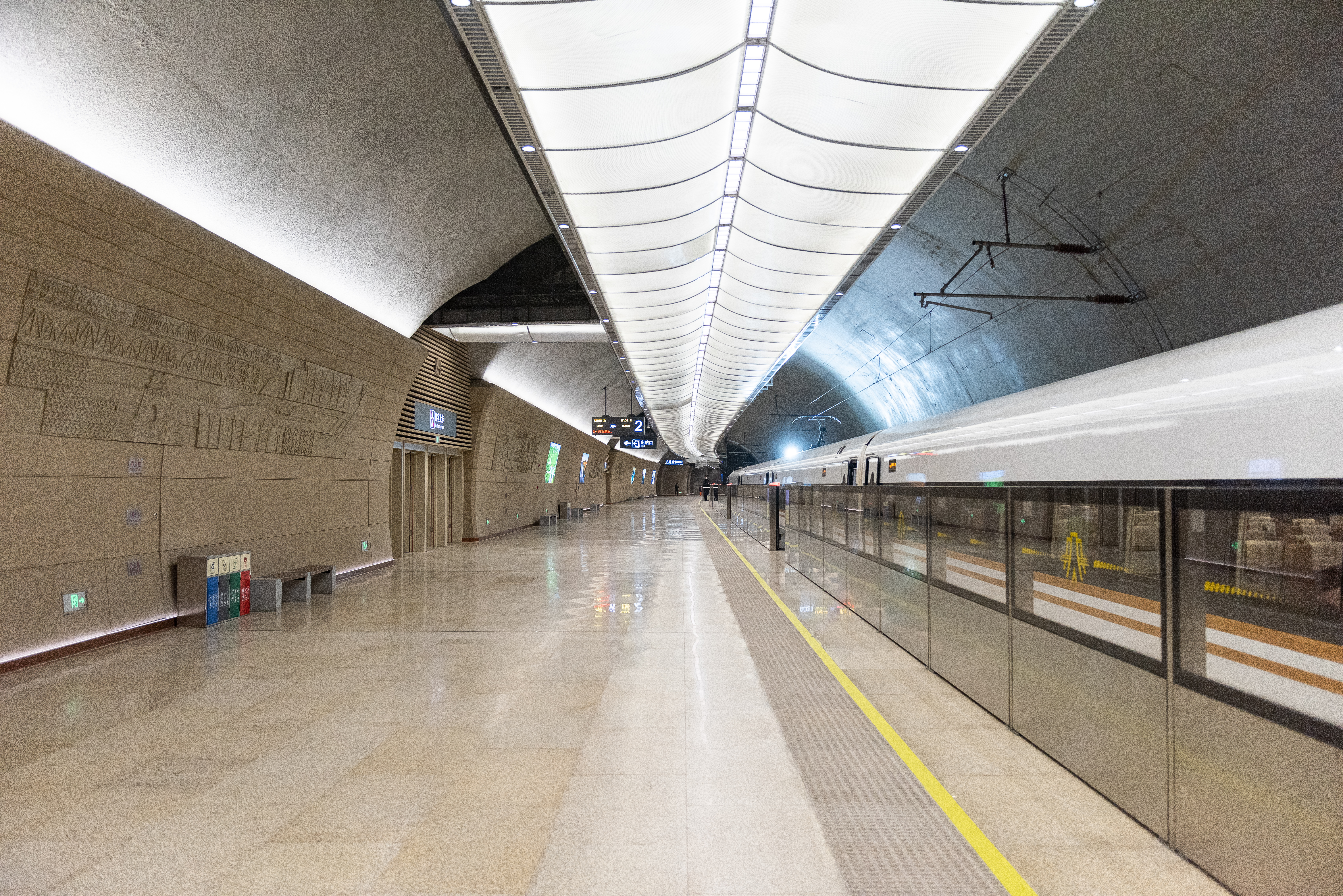 G8888 has a 7-minute stop here.