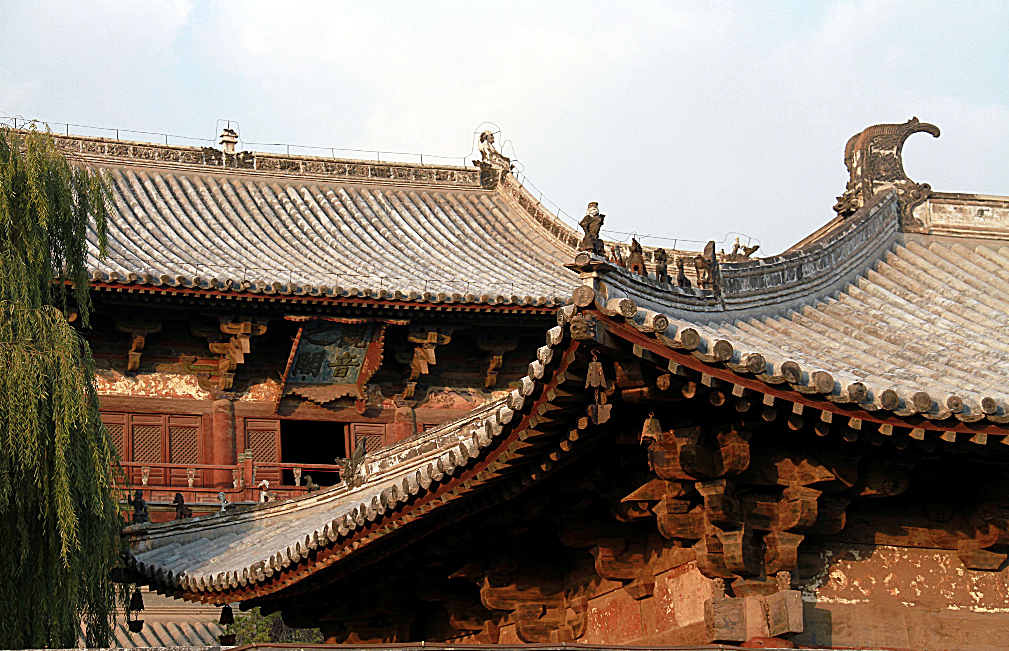 Photograph of a roofscape of the Dule Temple in the town of Jixian, in Ji County, Tianjin, China. Front: roof of the Shan Gate, back: roof of the Guanyin Pavilion.