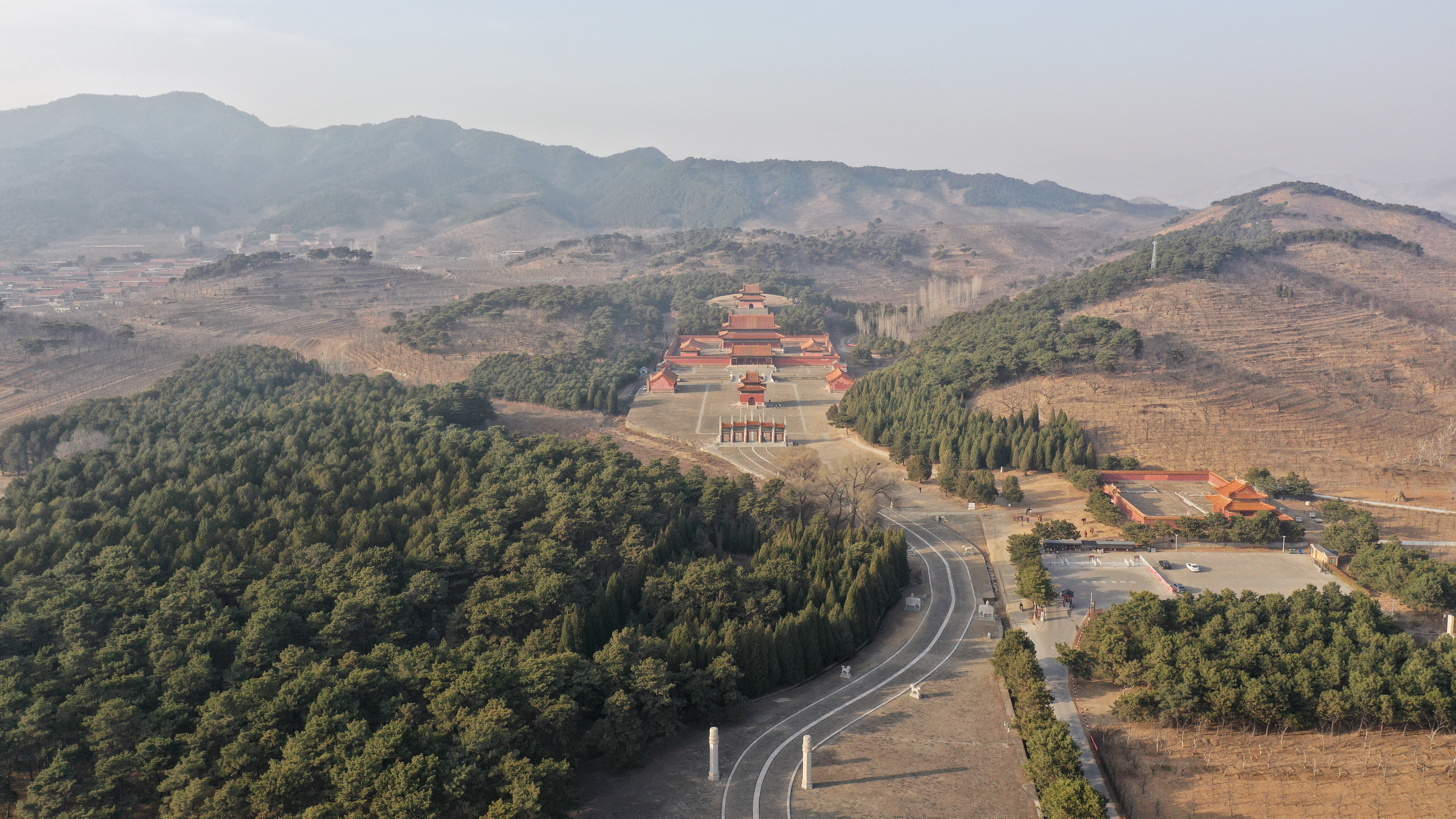 ​清东陵内的裕陵，是清朝入关后第四位皇帝清高宗弘历（乾隆帝）的陵寝，位于孝陵以西的胜水峪。