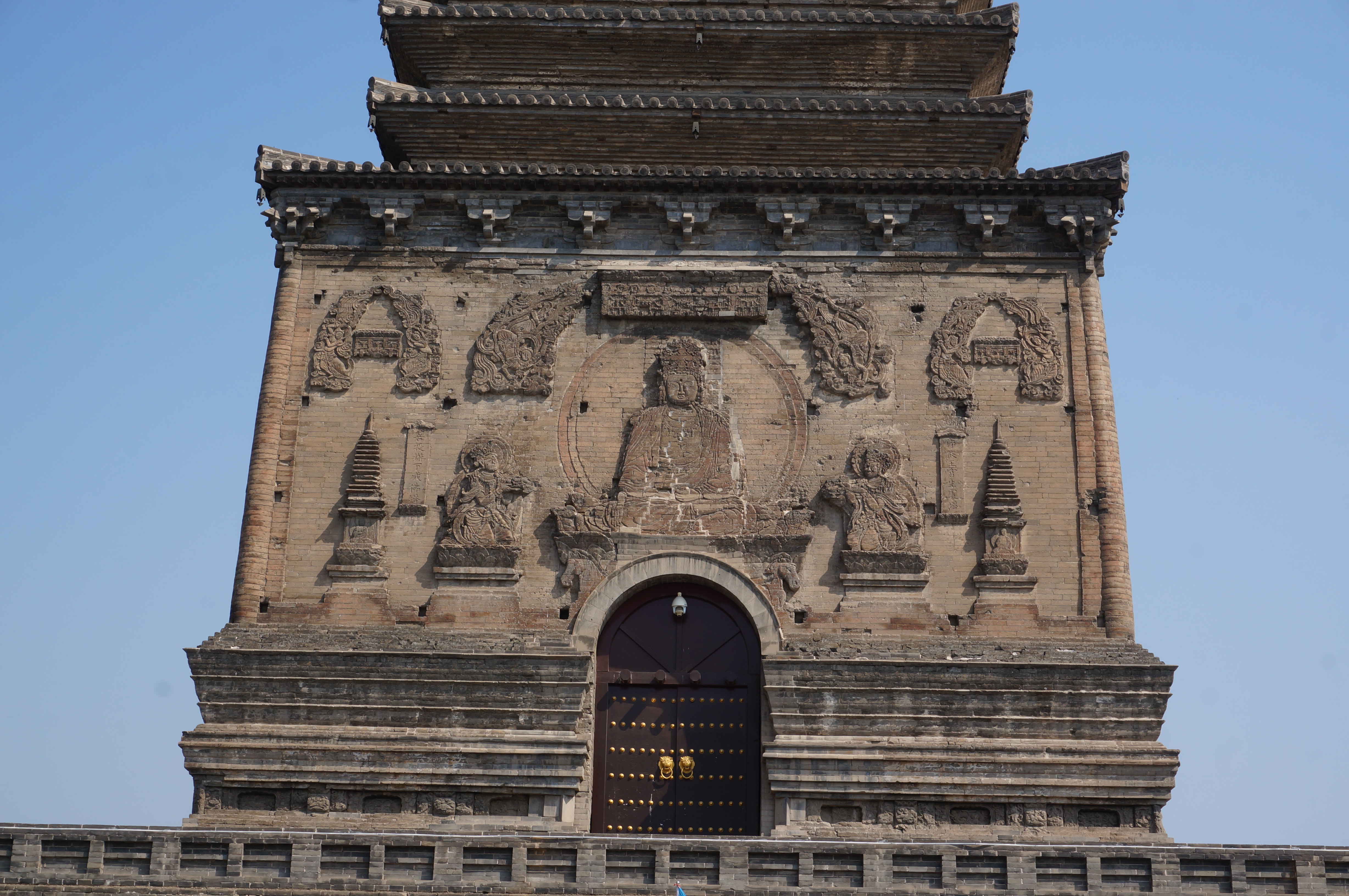 ​朝阳北塔，塔身南面砖雕造像。