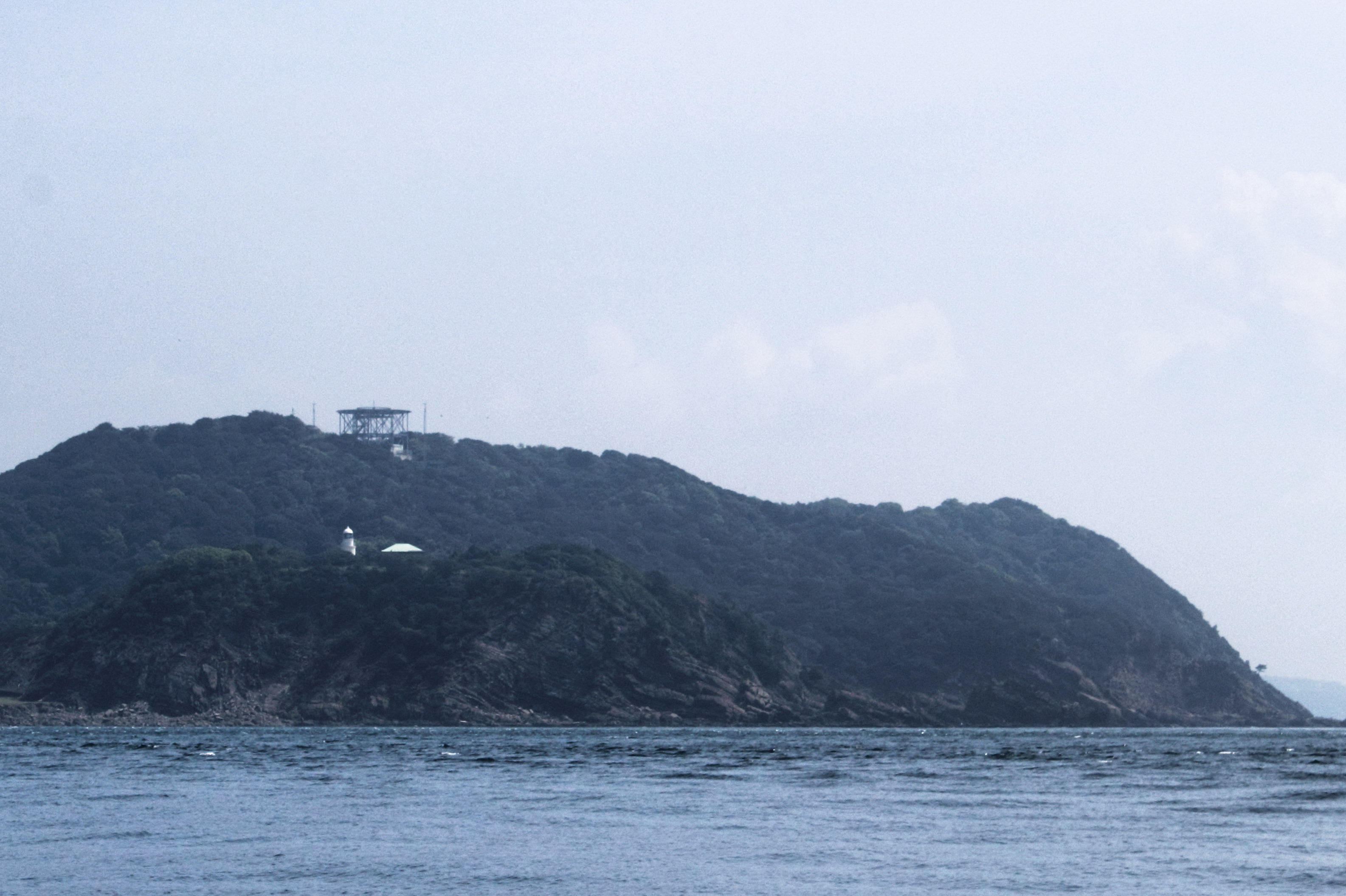 沖ノ島西方より見える友ヶ島灯台