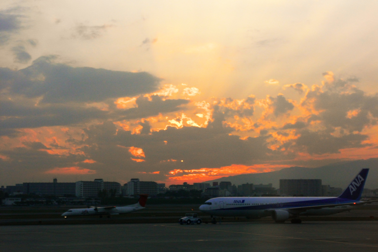 大阪伊丹空港の待合室から外を見たら、ちょうど夕焼けが見えたので撮影。