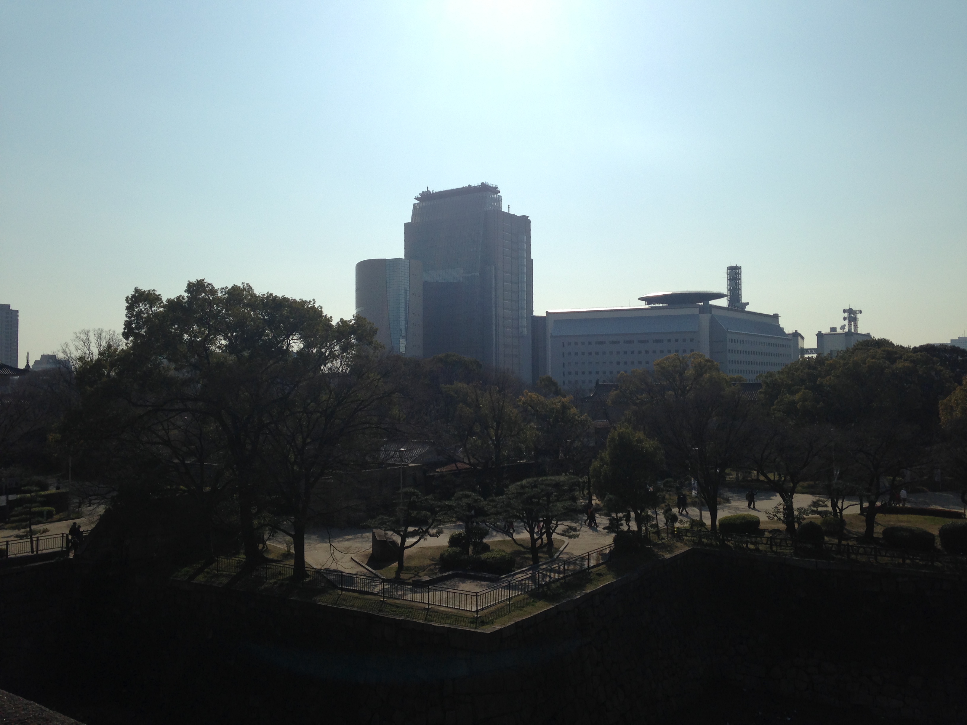 大阪城公園より望むNHK大阪ホール・大阪歴史博物館方面