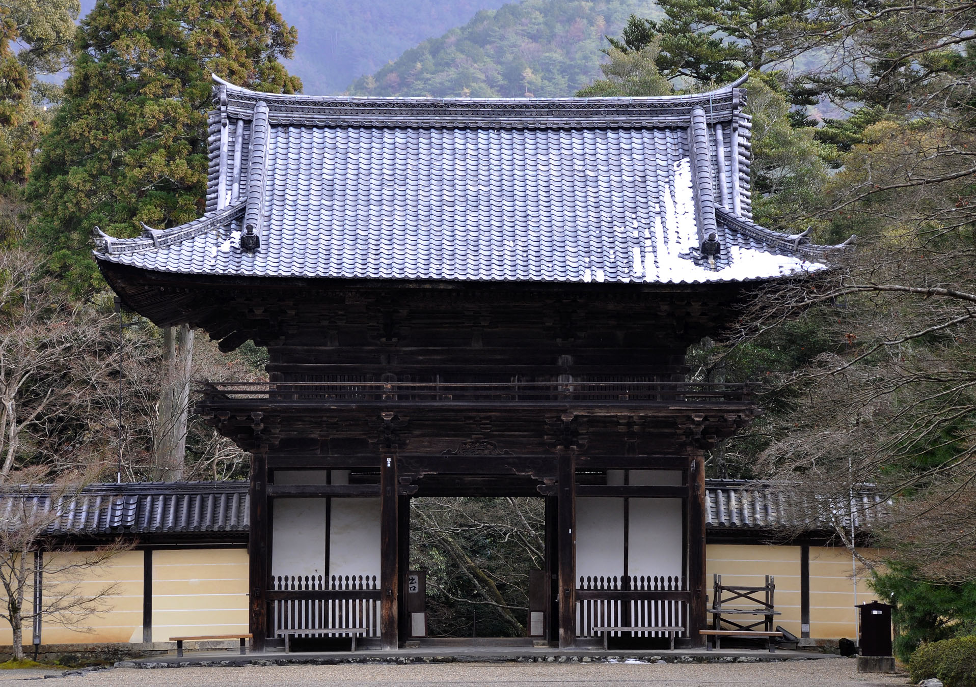 This photograph shows the gate (Rōmon) at Jingo-ji in Kyoto. View from within the temple precincts. 京都市にある高雄山寺神護寺の楼門。