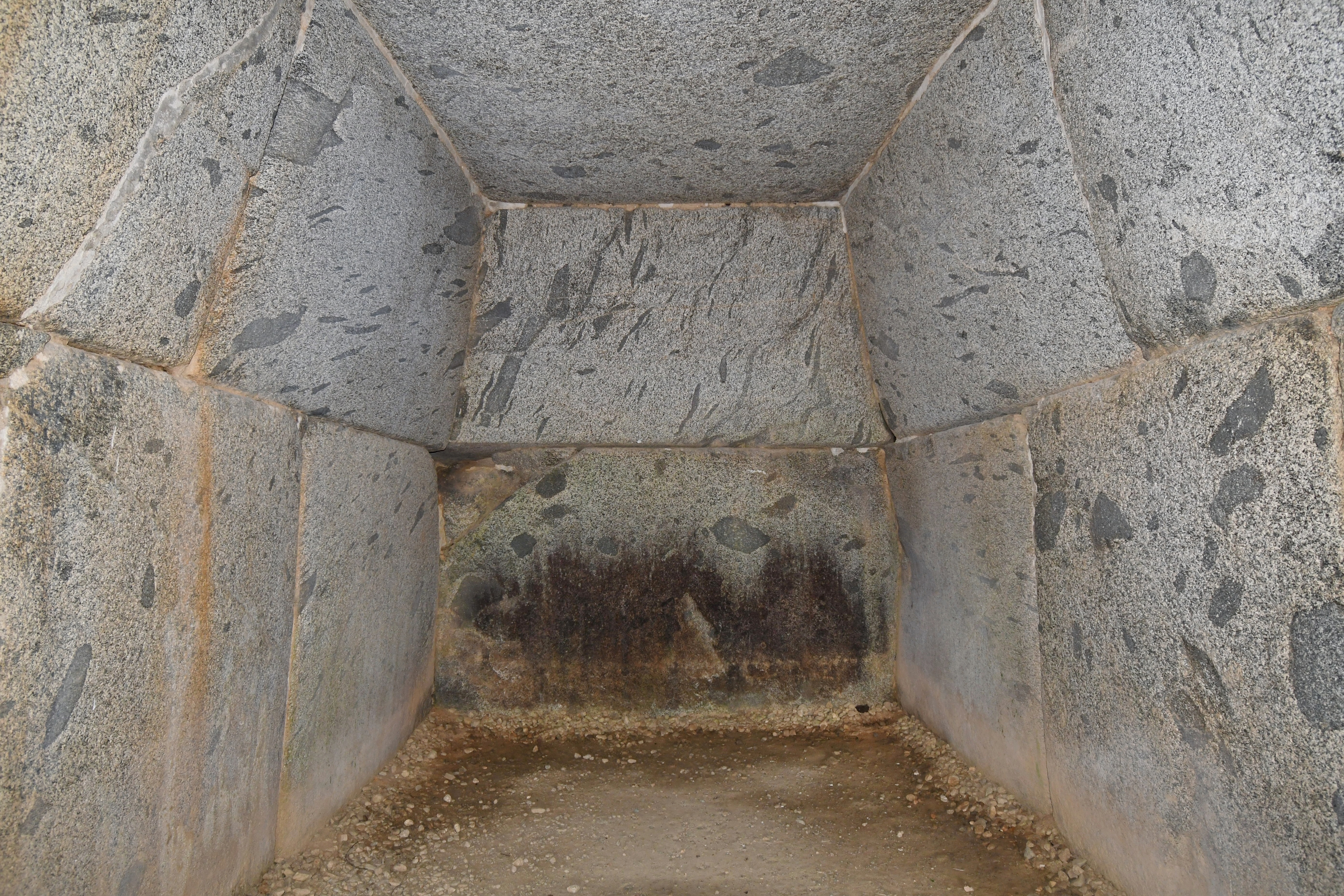 岩屋山古墳 石室玄室