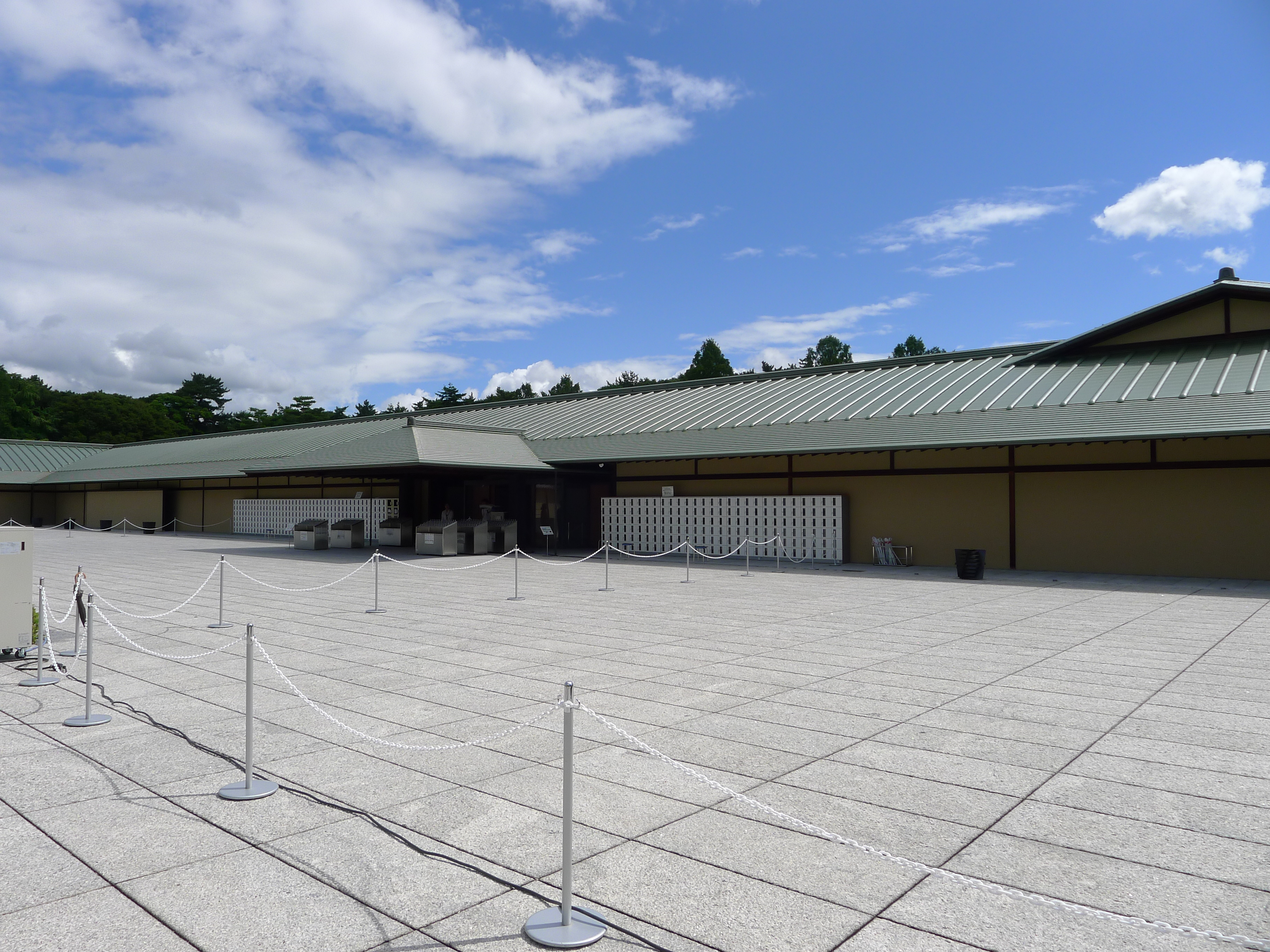 京都迎賓館：正面玄関・車寄せ
京都御苑内にあり京都御所と並ぶことから入母屋造りの外観