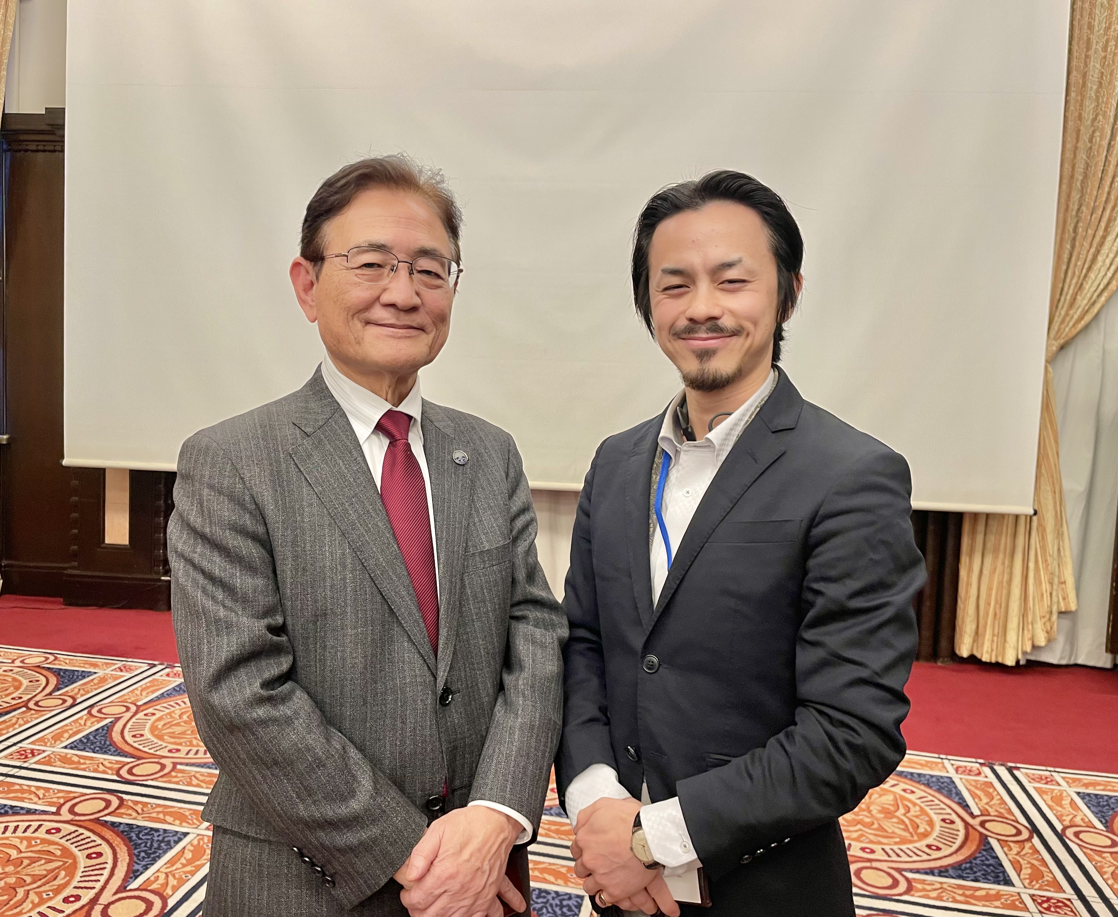 MINAMOTO Takahito (right) and Prof. MINATO Nagahiro MD PhD, the President of Kyoto University, at the 10th anniversary meeting of the Kyoto University Alumni Association (Young Scholars Association) at Gakushikaikan, Chiyoda-ku, Tokyo.
