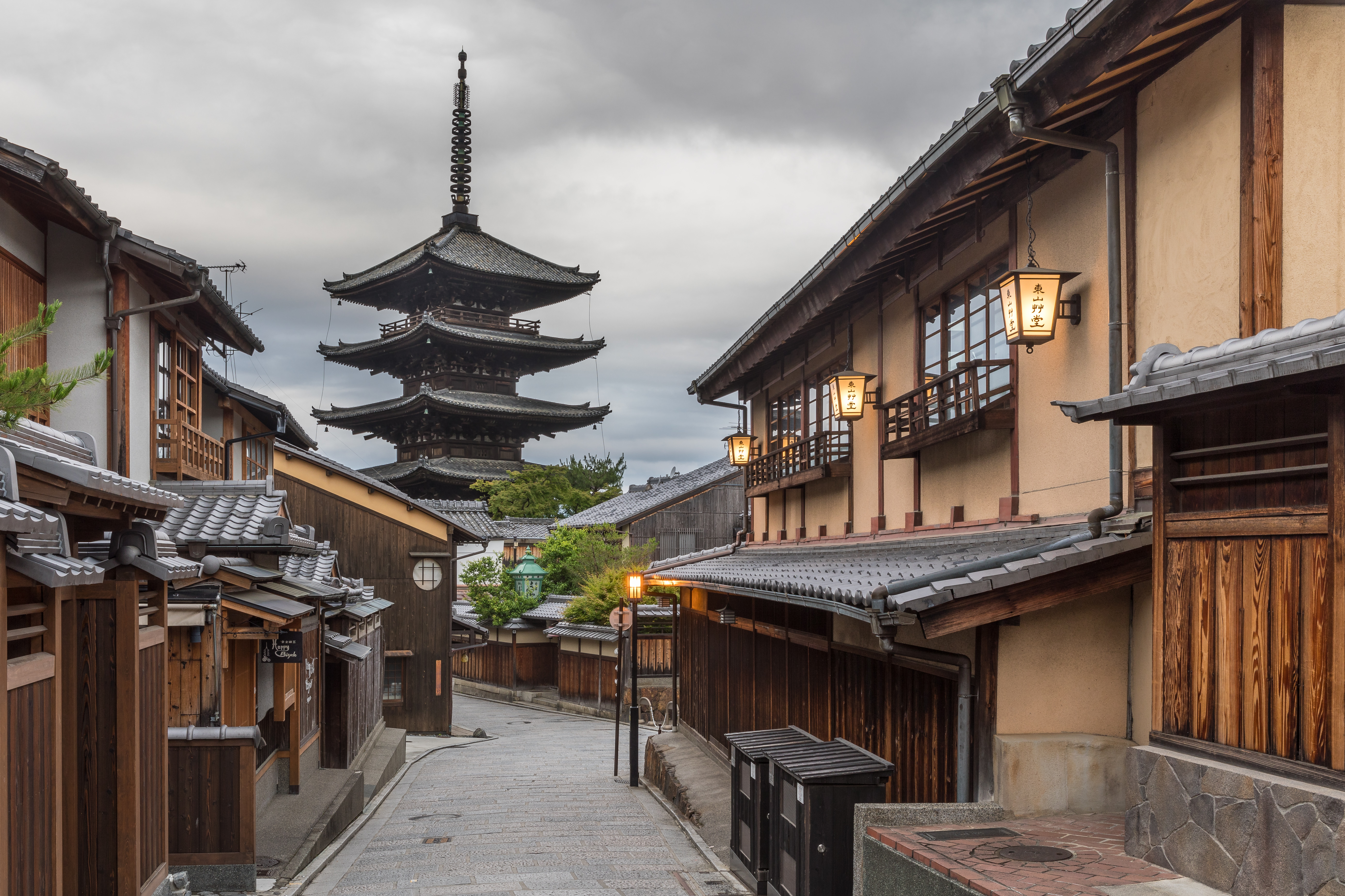 Yasaka-dori, early morning with street lanterns and the Tower of Yasaka (Hokan-ji Temple), 388 Yasaka Kamimachi, Higashiyama-ku, Kyoto, Japan. Important cultural heritage of Kyoto, Hokan-ji is a 46 m (151 ft) high, 5 storey pagoda with a tiled roof that was founded in the 6th century.