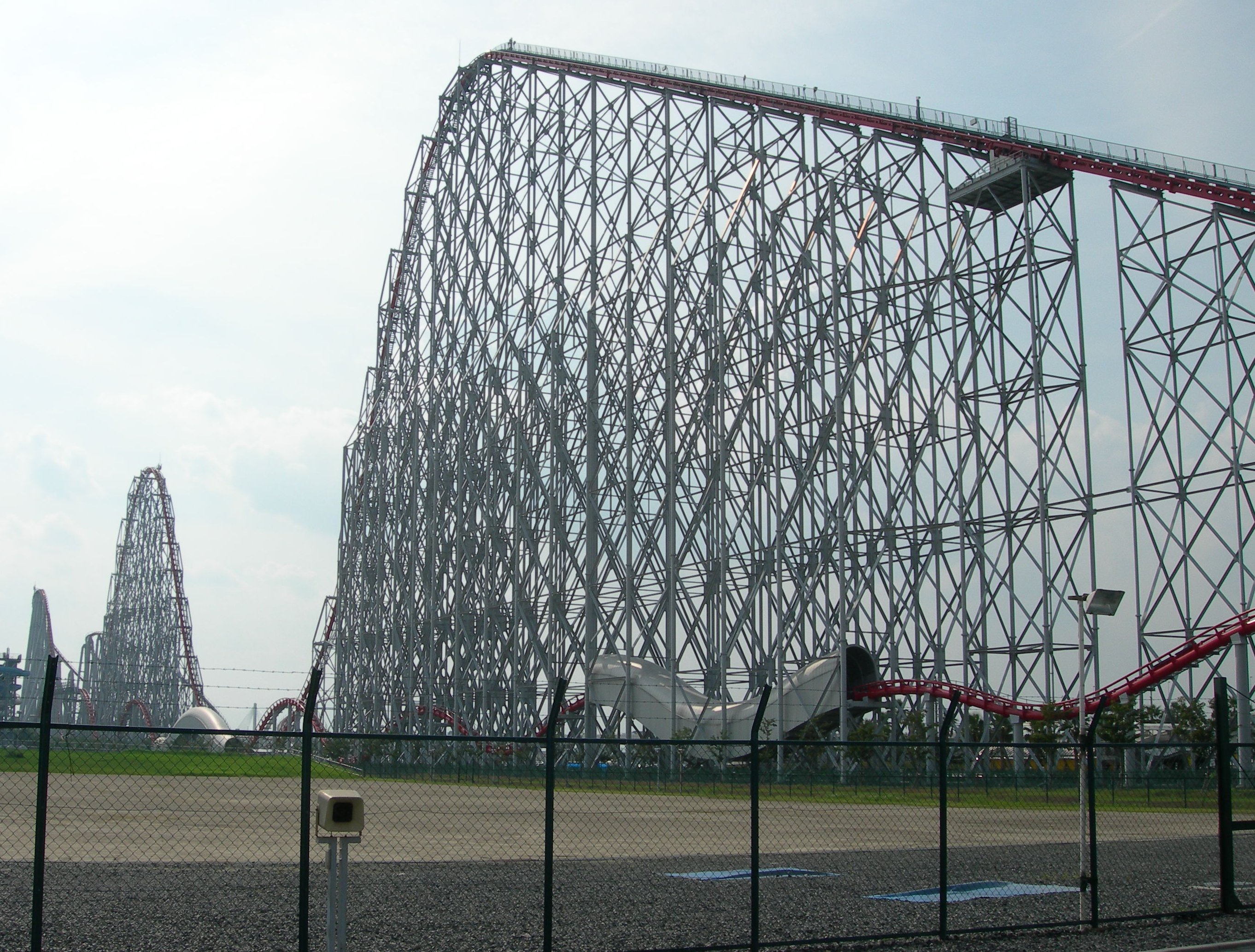 w:Steel Dragon 2000 roller coaster at Nagashima Spaland in September 2005
