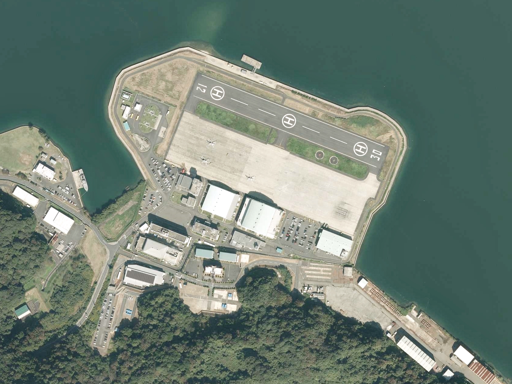 舞鶴航空基地の空中写真（2023年）