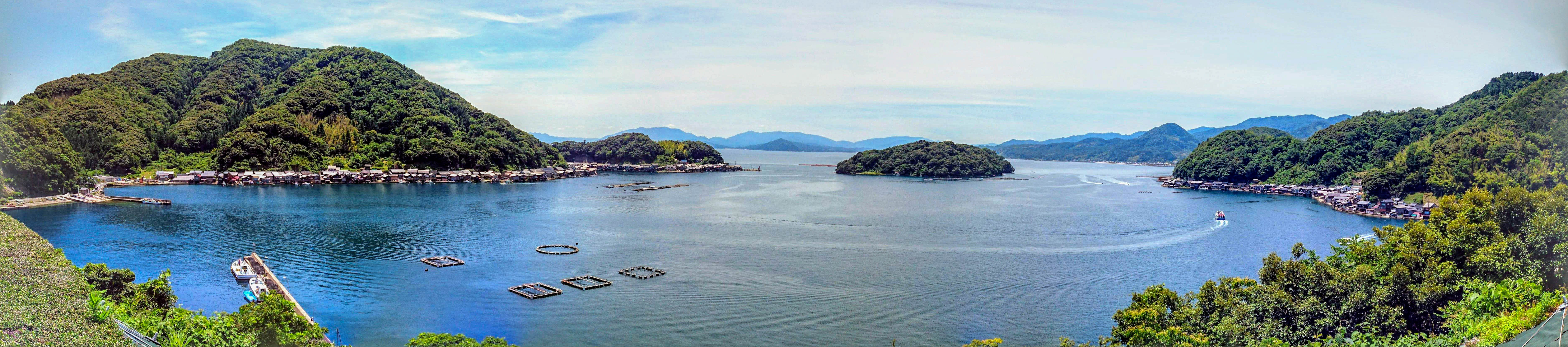 京都府与謝郡伊根町にある伊根湾全景。伊根湾（伊根浦）沿いに舟屋が立ち並ぶ。