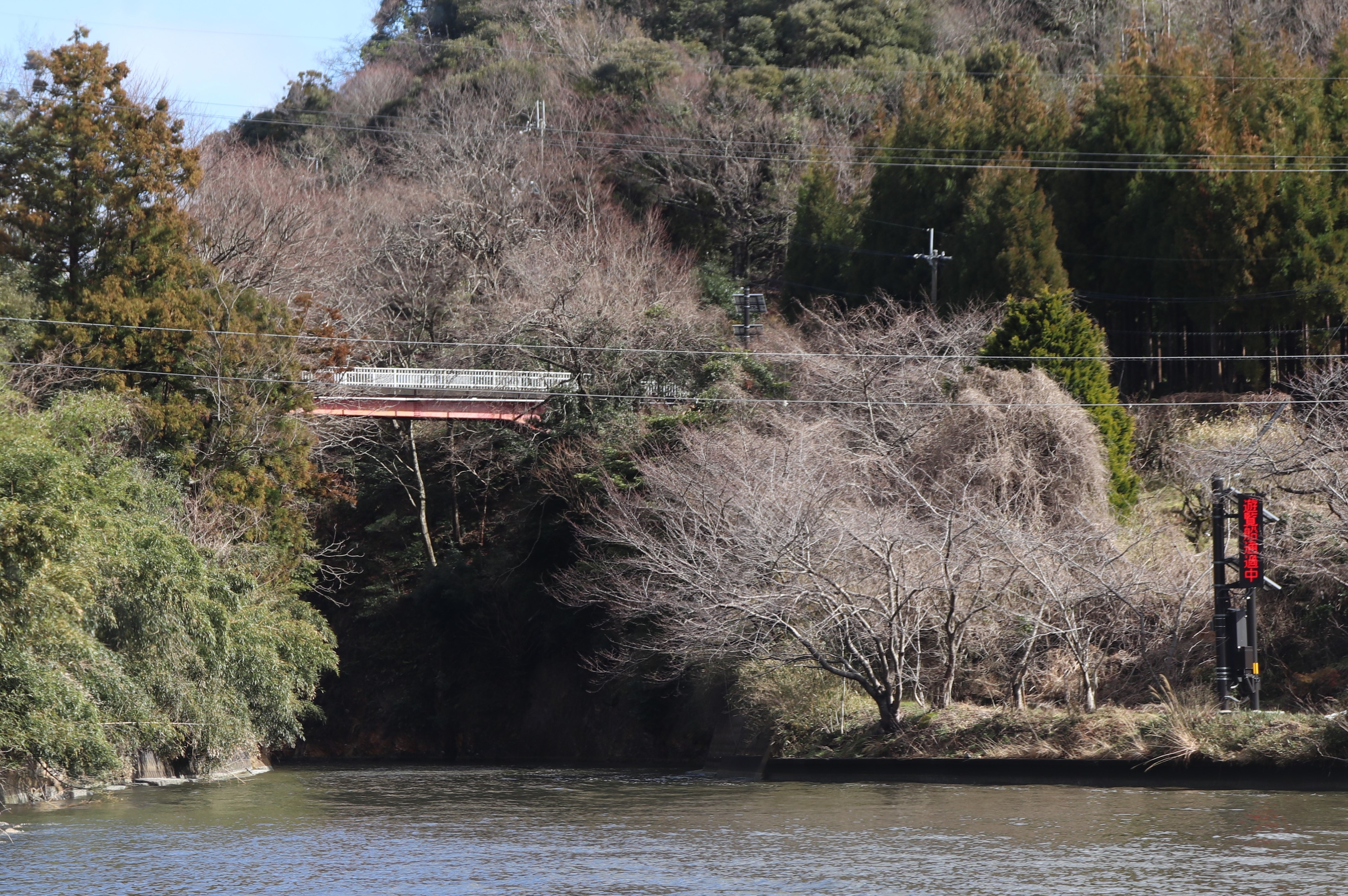 寛文の大地震の隆起のために久々子湖に流れ込んでいた三方湖と水月湖の水が流れなくなりました。浦見川は水を久々子湖へ通すため、水月湖と久々子湖とを最短距離で結ぶ浦見坂を切り開いて作られた運河です。
