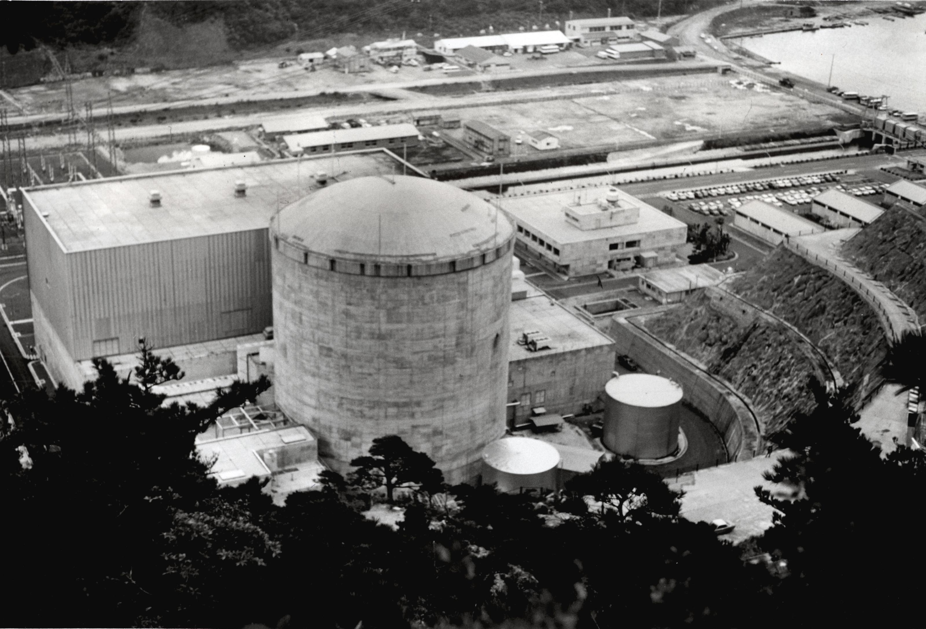 The Japan Atomic Power Company's (JAPCO) Tsuruga Nuclear Power Station, a 340,000 KWE BWR located on the western side of the Tsuruga Peninsula, Honshu, Japan.