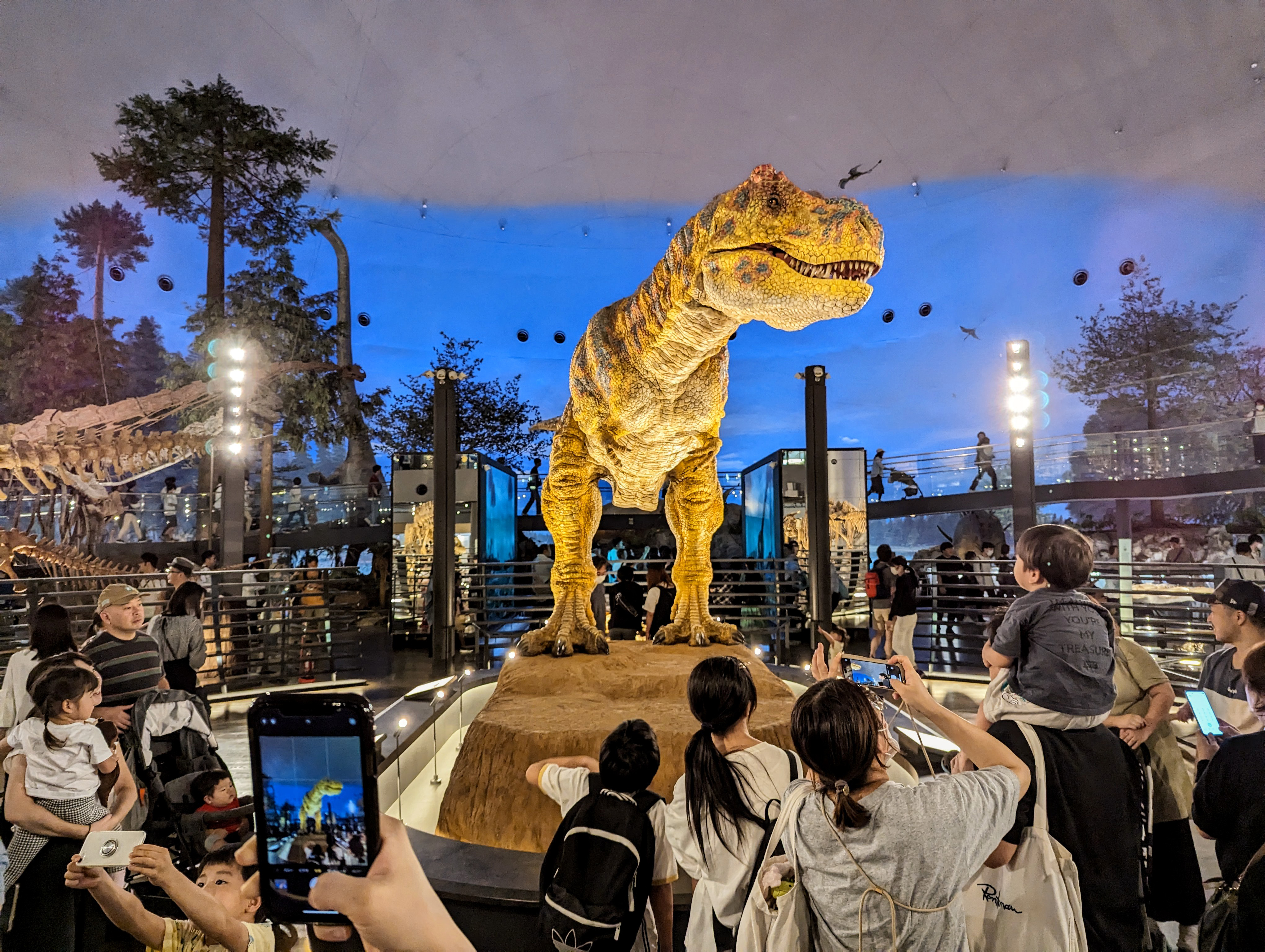 Visitors gather around an animatronic Tyrannosaurus in the main gallery of the Fukui Prefectural Dinosaur Museum (福井県立恐竜博物館) in Katsuyama City, Fukui Prefecture, Japan (2023). Photo by Danny With Love.
