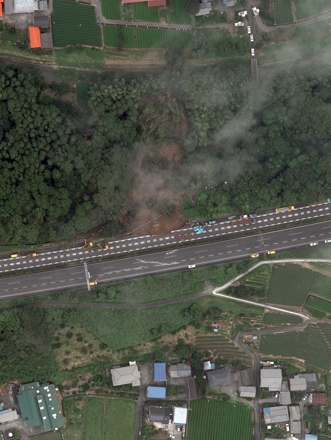 Tōmei Expressway was broken by Suruga Bay earthquake in Makinohara City, Shizuoka Prefecture on August 11, 2009.(For terms of use, see 国土地理院コンテンツ利用規約｜国土地理院.)