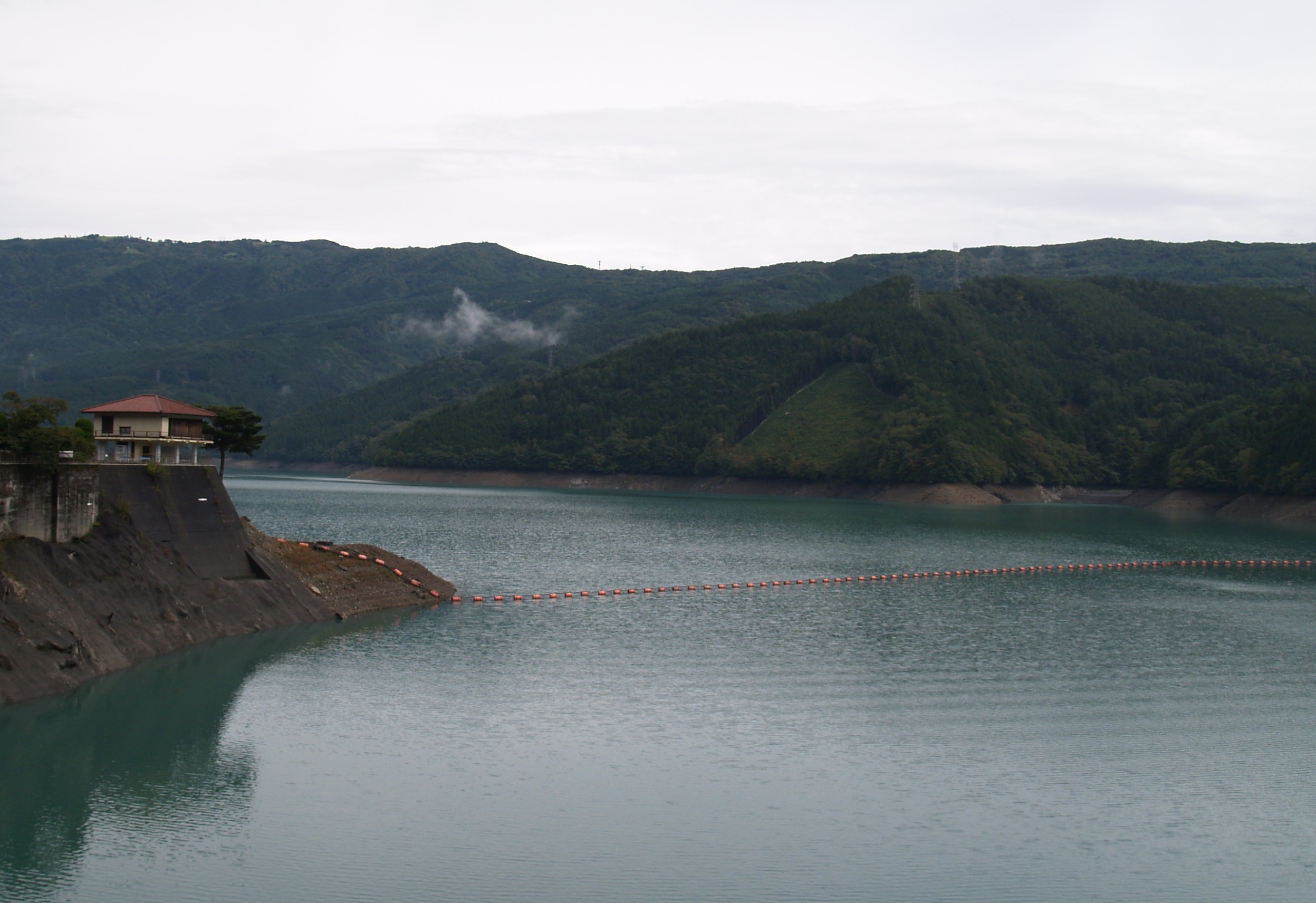 ja:井川湖(2005年10月投稿者撮影)