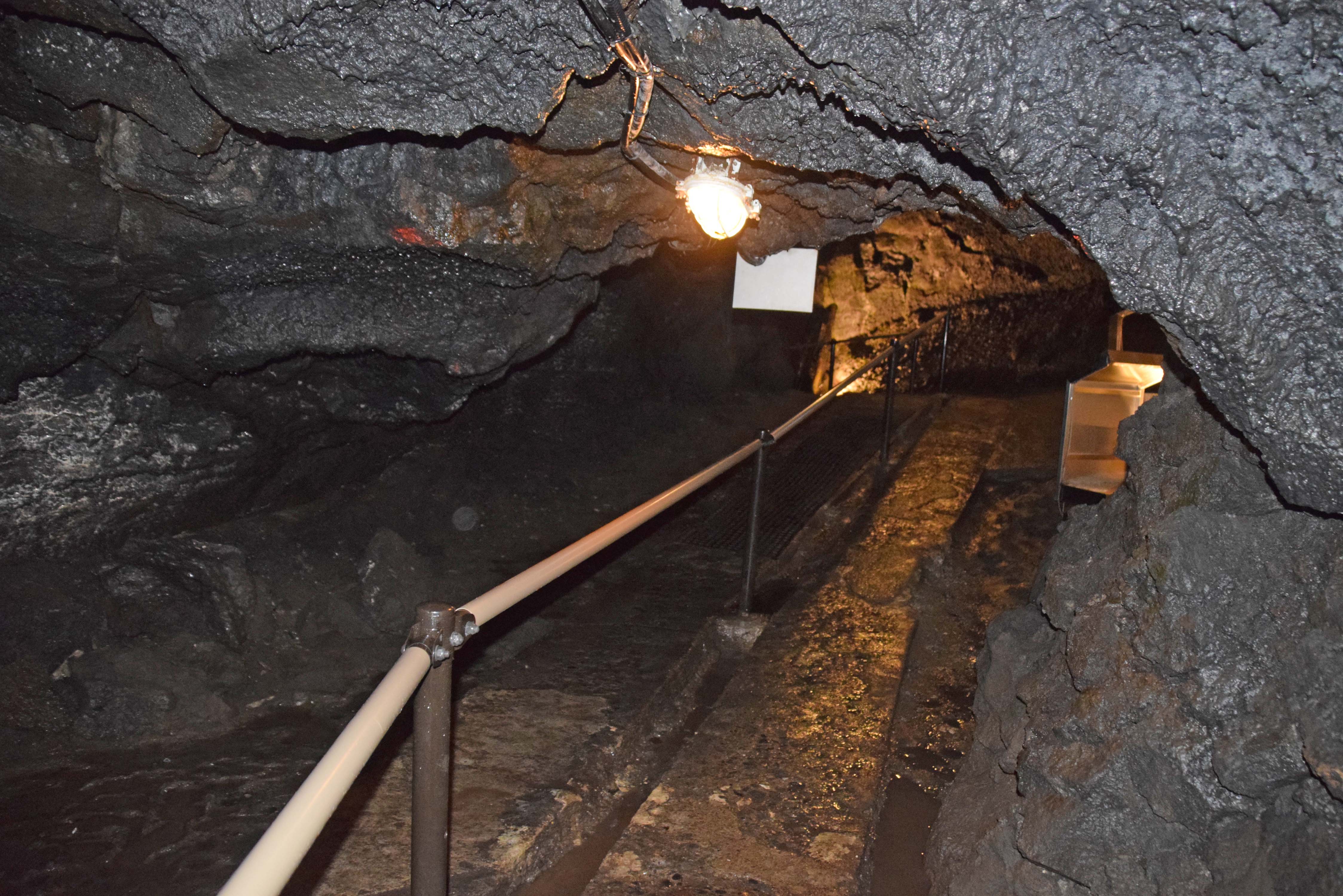 富岳風穴：風穴を歩く