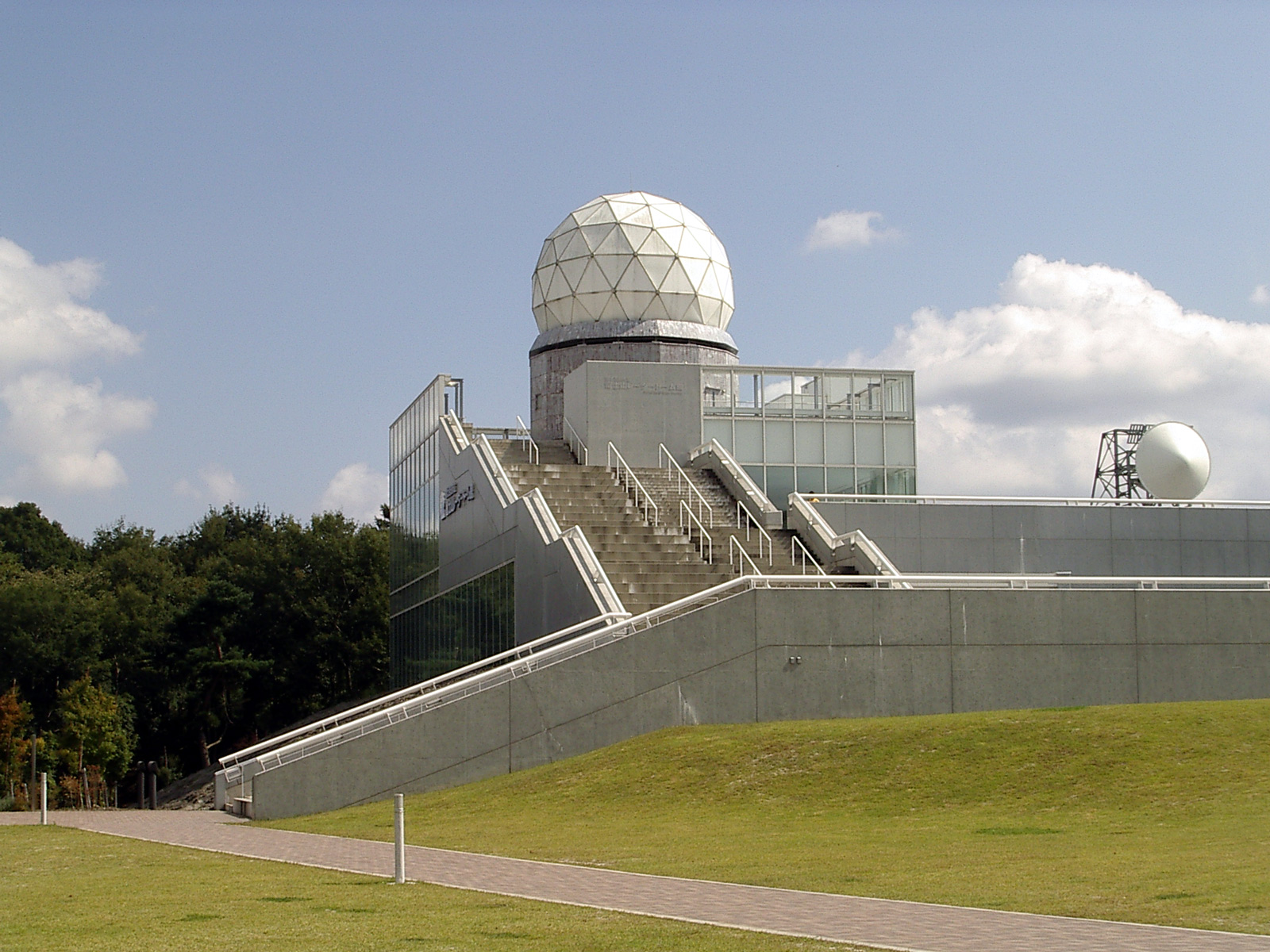 The radar dome for meteorological observation at the summit of Mt.Fuji, Japan. The dome was used since 1963 until 2000. The dome was moved to the foot of the mountain in Fujiyoshida, Yamanashi in 2004.
I took this picture at Fujiyoshida in 2006.
1963年から2000年まで富士山頂で気象観測をしていた富士山レーダードーム。2004年に麓の山梨県富士吉田市へ移された。
2006年に富士吉田で撮影しました。