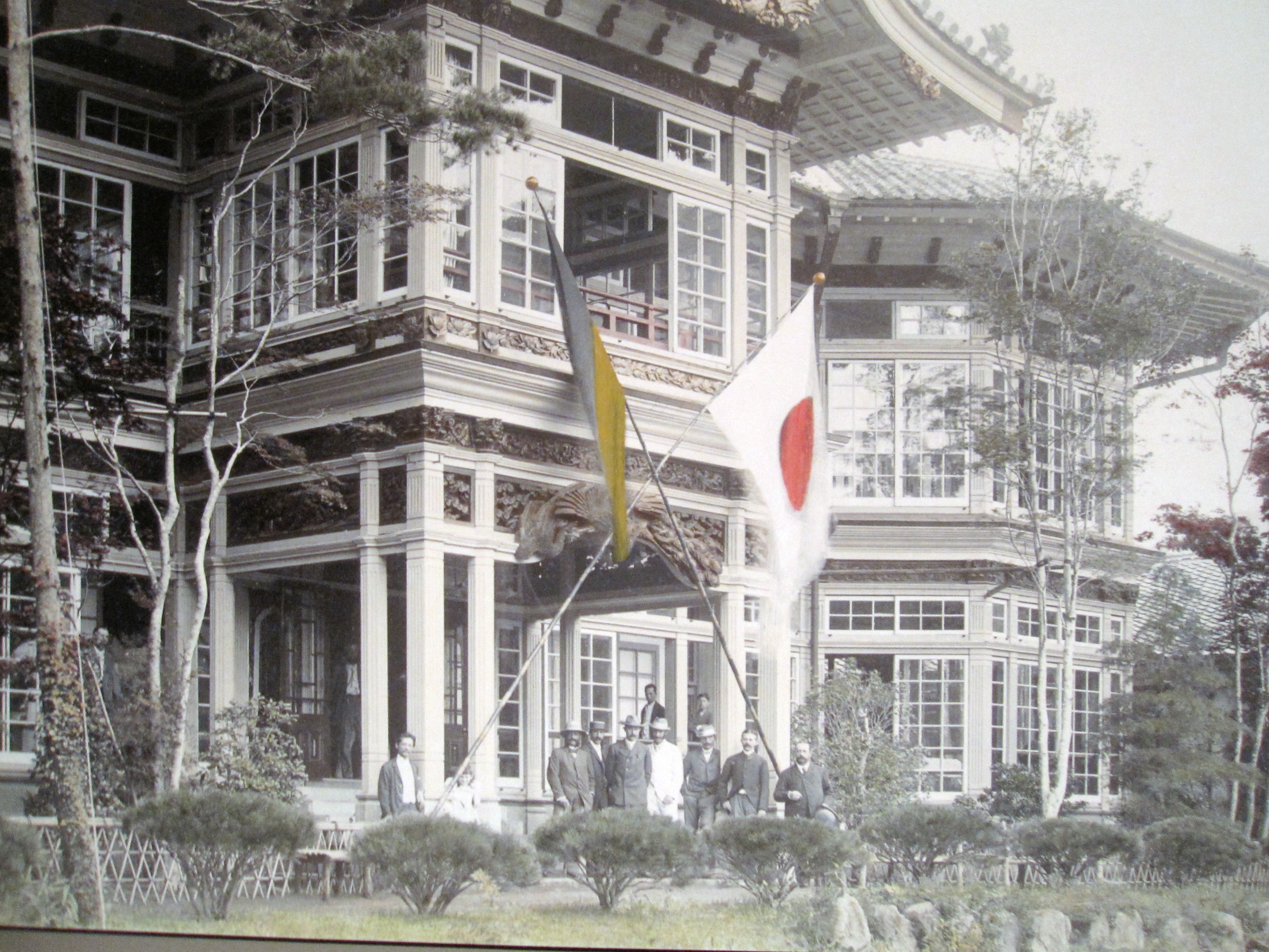 Photo aus dem ausgestellten Photoalbum der Sammlung Este. Erzherzog Franz Ferdinand mit Begleitung vor dem Fujiya-Hotel in Miyanoshita, Hakone-Gebirge, 16. August 1893 (2 v.r. Heinrich von Sieboldt)