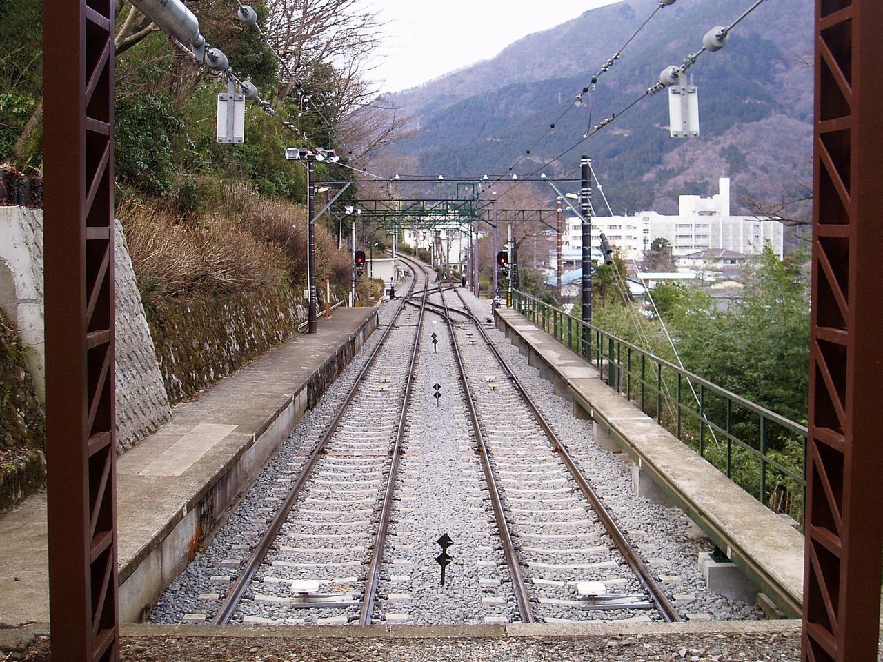 箱根登山鉄道　上大平台信号場
フェンスの外から撮影
2007.03.08
投稿者が撮影
ja:Category:鉄道駅画像

ja:Category:箱根登山鉄道の画像
