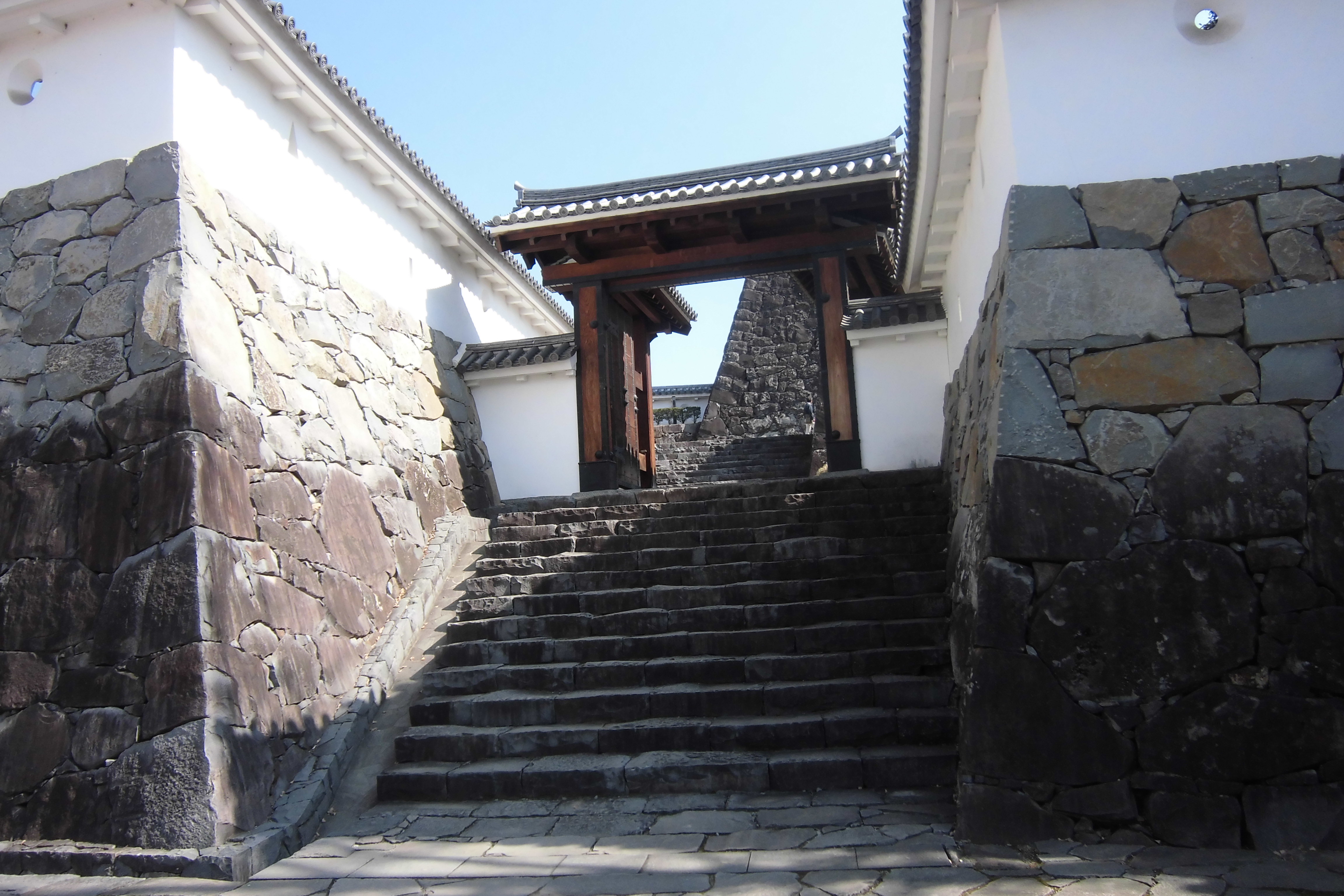 甲府城跡（復元された内松陰門）