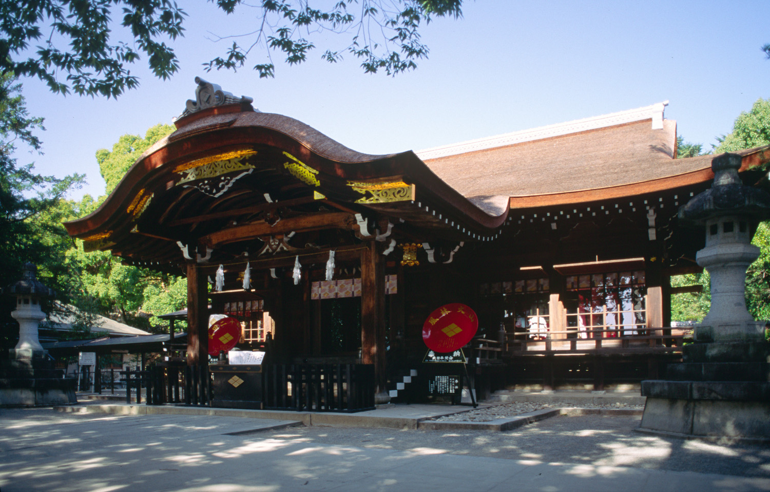Takeda Shrine (Jinja) (武田神社) in Kofu, Yamanashi Prefecture, Japan. Takeda four-diamonds mon (crest). Karahafu (唐破風、からはふ) roof. I took the photo and contribute my rights in the file to the public domain; people and organizations retain rights to images in it.
