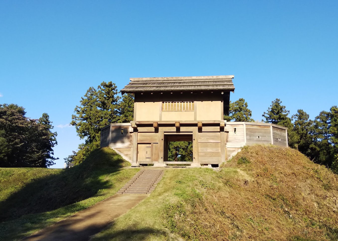 2016年に木造復元された箕輪城の郭馬出西虎口門（群馬県高崎市）