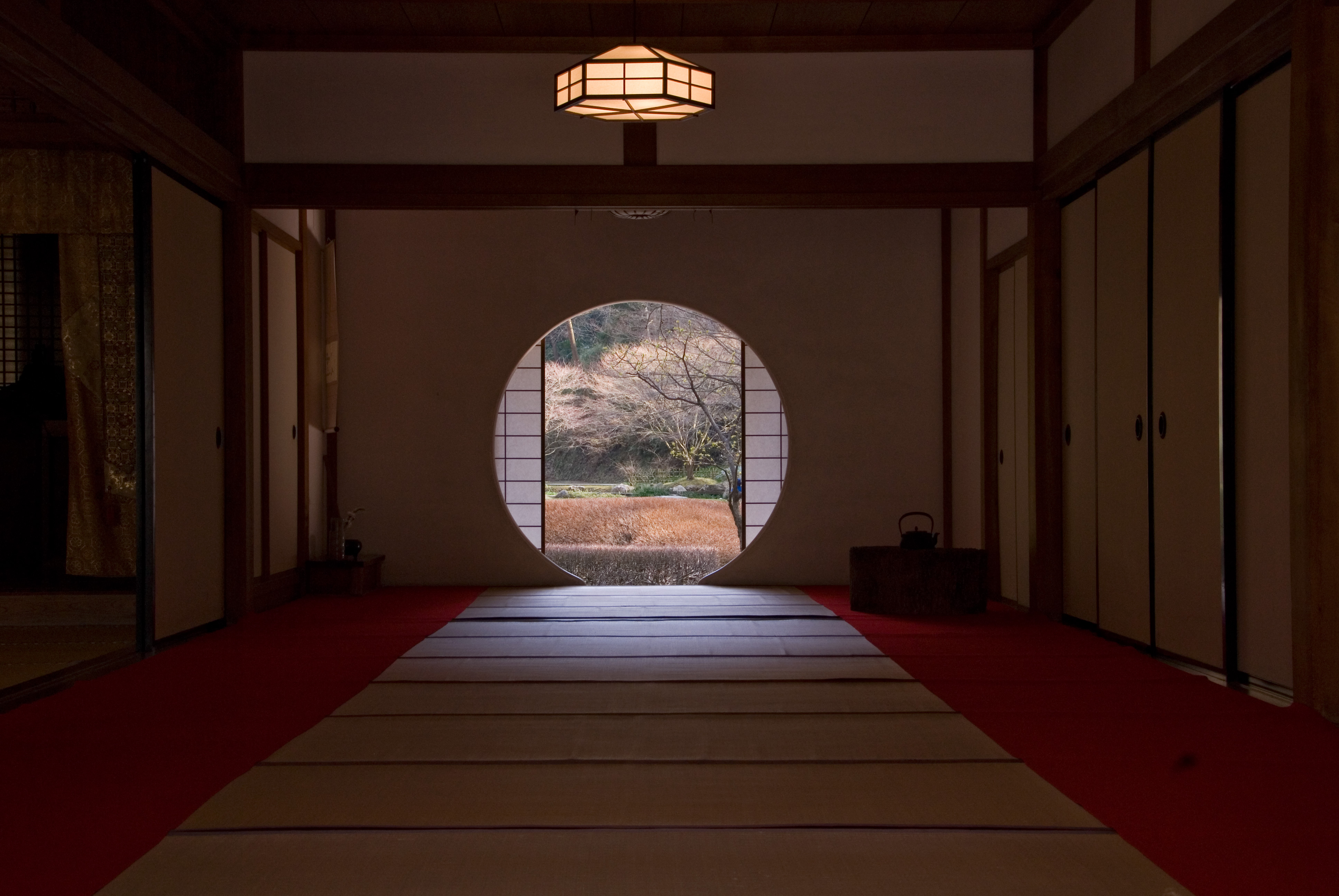 Meigetsu-in, Kita-kamakura, The Main Hall and its round window