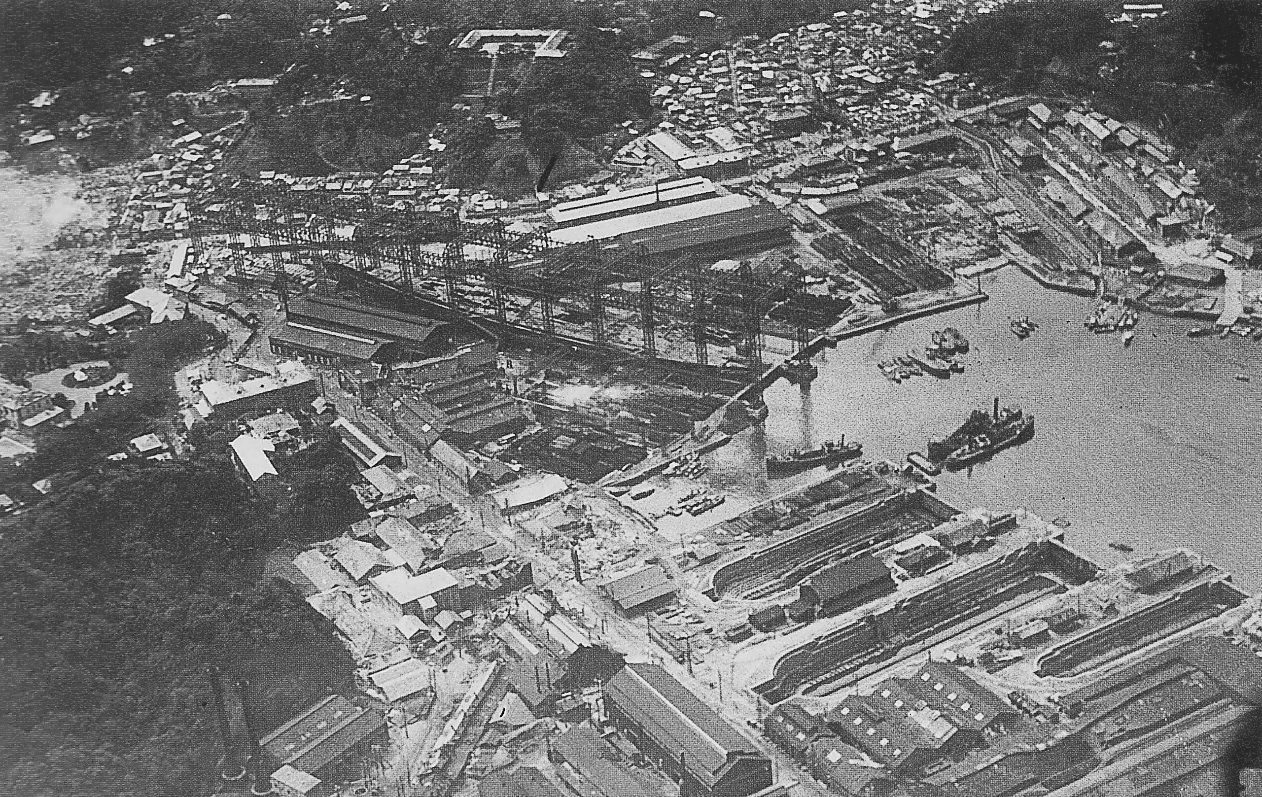 Bird view of Yokosuka Naval Arsenal after the Great Kanto earthquake of 1923 (occurred on September 1st). This photo is taken on September 3rd or 4th. The ship in center is battlecruiser Amagi which was scrapped later.