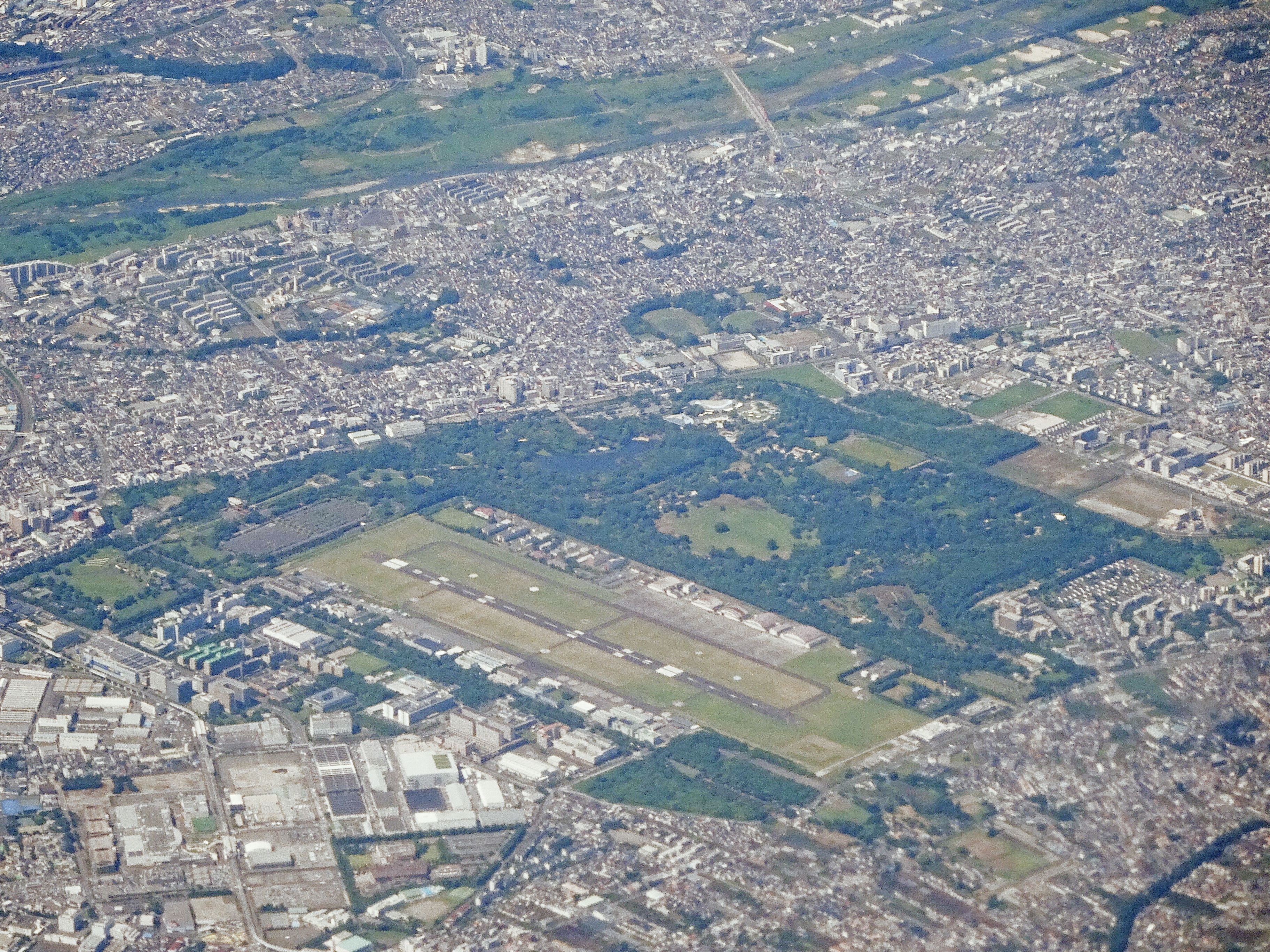 立川飛行場を北方から空撮（2023年）