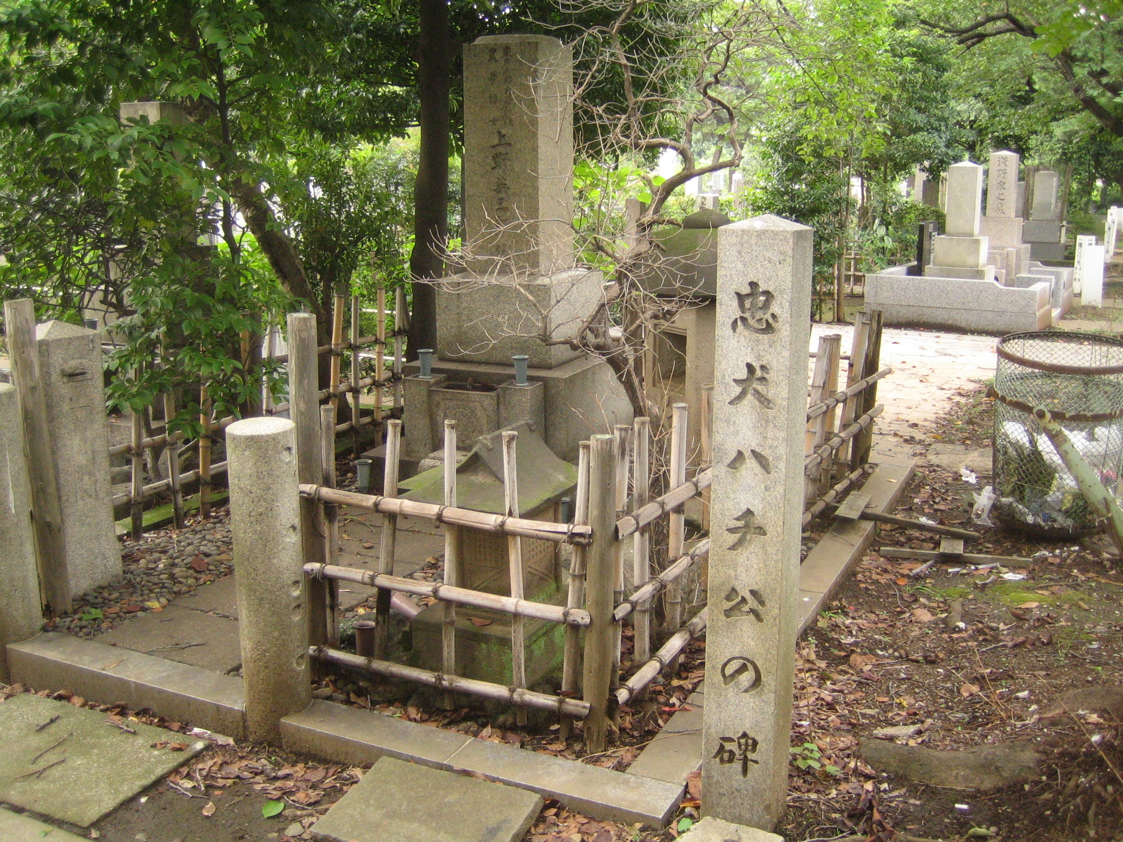 Grave of Hidesaburo Ueno (上野 英三郎 Ueno Hidesaburō) and monument of Hachiko (ハチ公 Hachikō), located at Aoyama Cemetery (青山霊園 Aoyama Reien) Minami-Aoyama, Minato, Tokyo, Japan