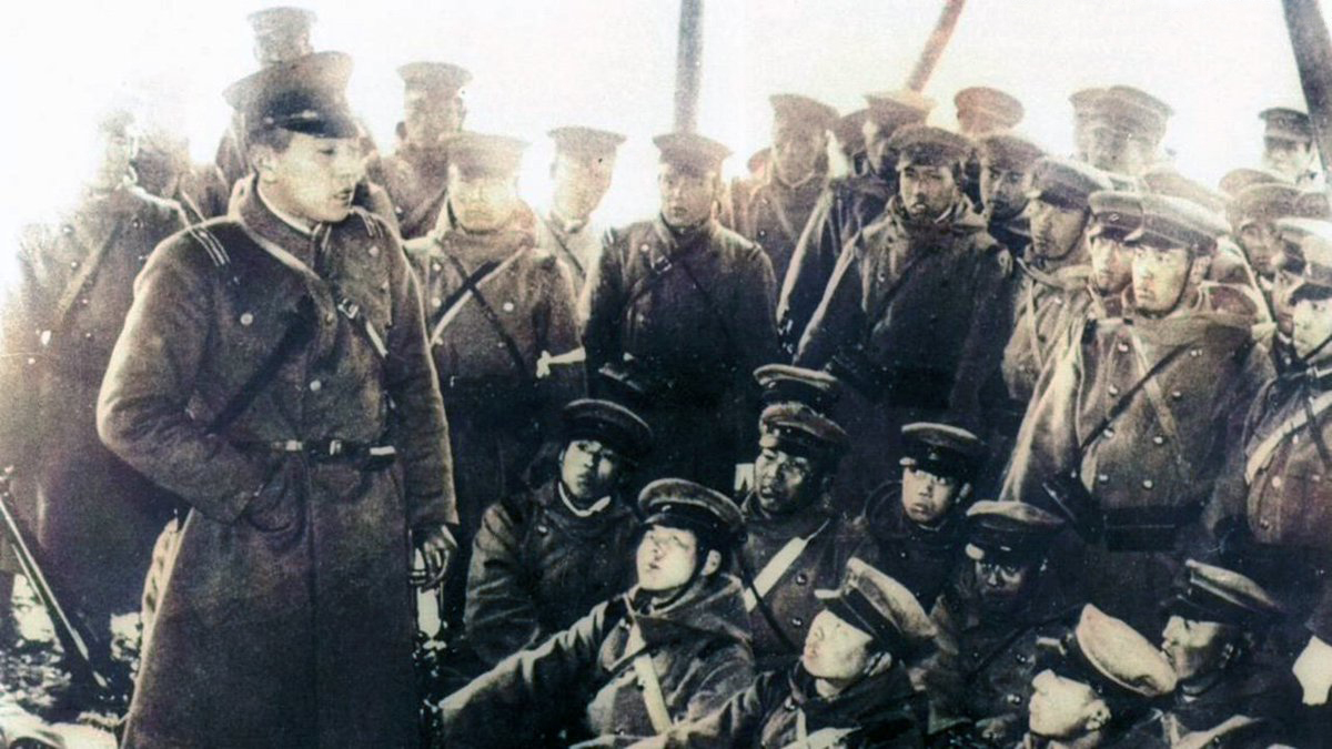 Rebel troops in February 26 Incident. 1st Lieutenant Nibu Masatada (丹生誠忠) instructs his company subordinates on February 26, 1936. The photo is immediately after the uprising. The courtyard of the New Diet Building was under construction.