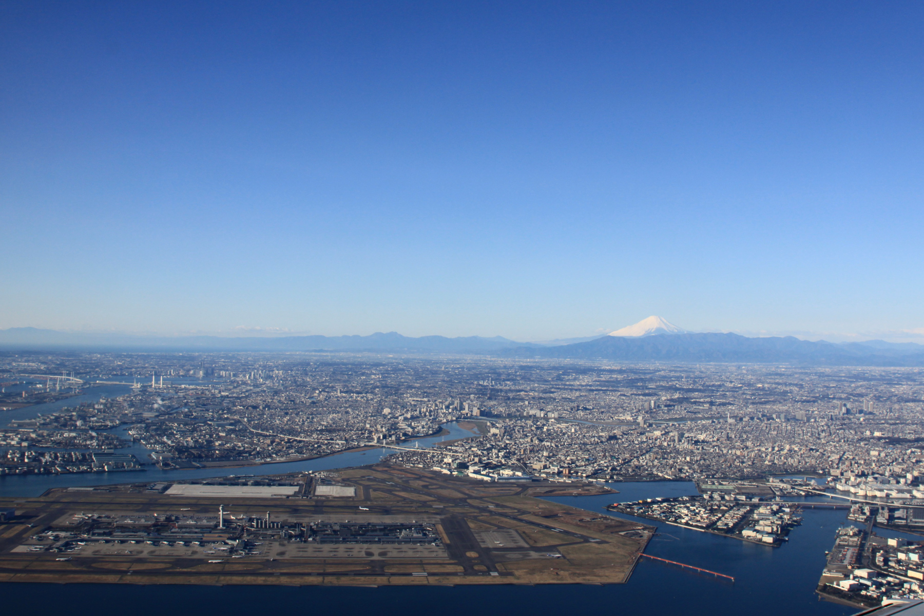羽田空港と富士山