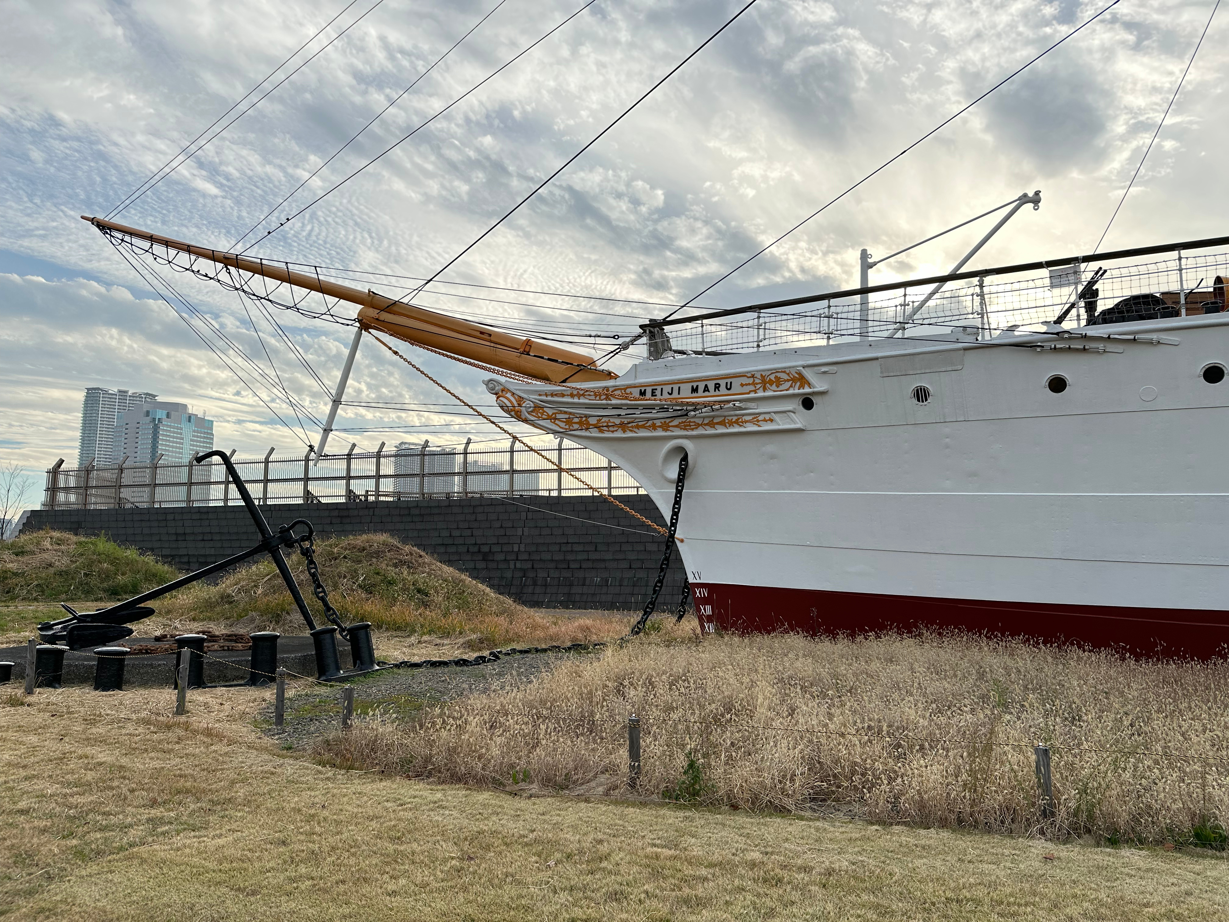 明治丸船首左舷側。