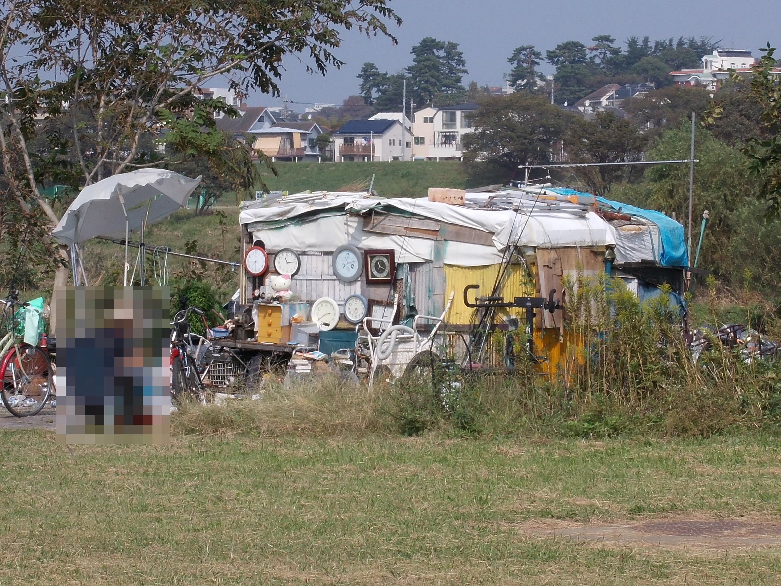 Improvised house between the levees of the Tama river (多摩川)