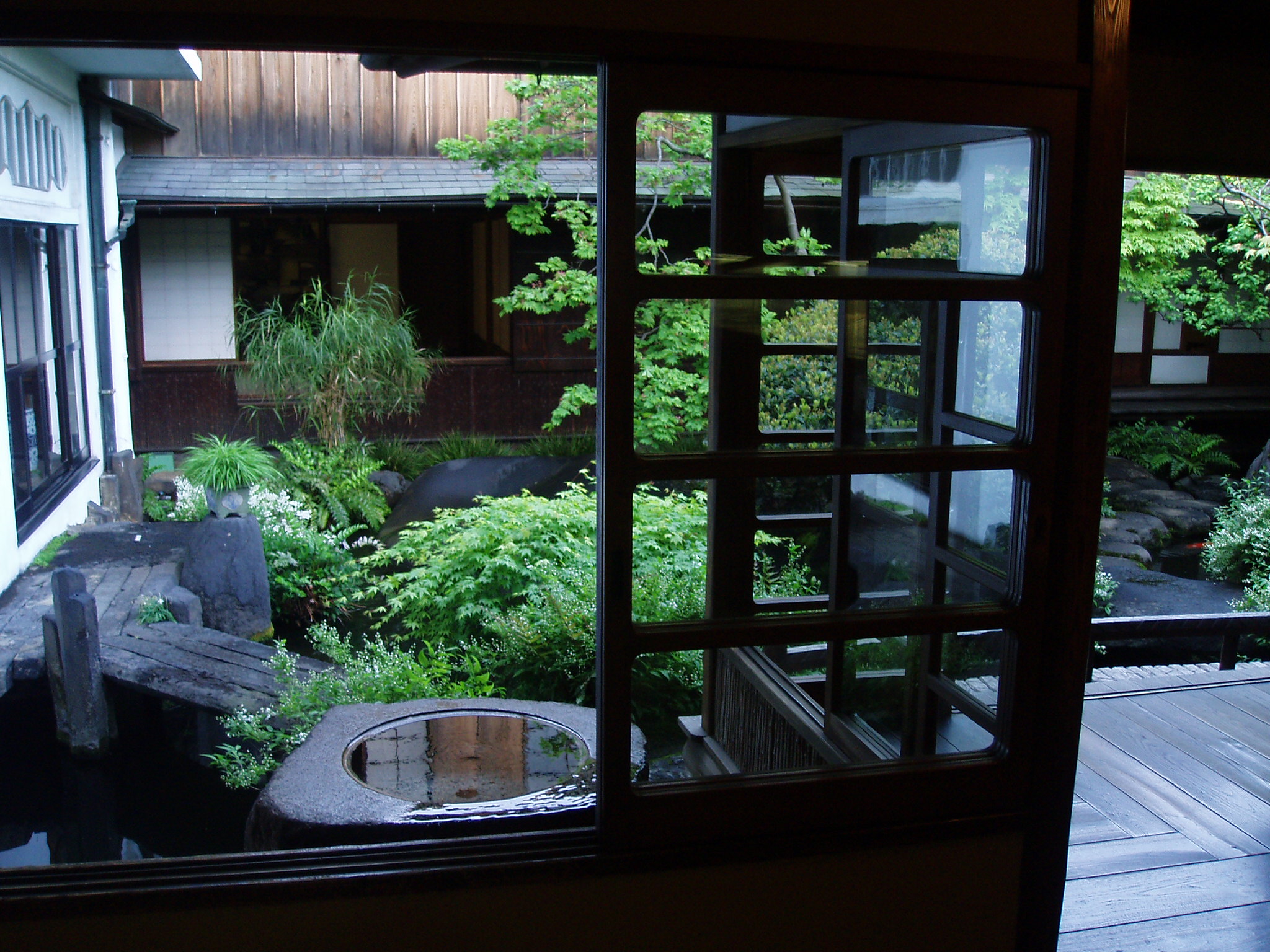 朝倉彫塑館の中庭。