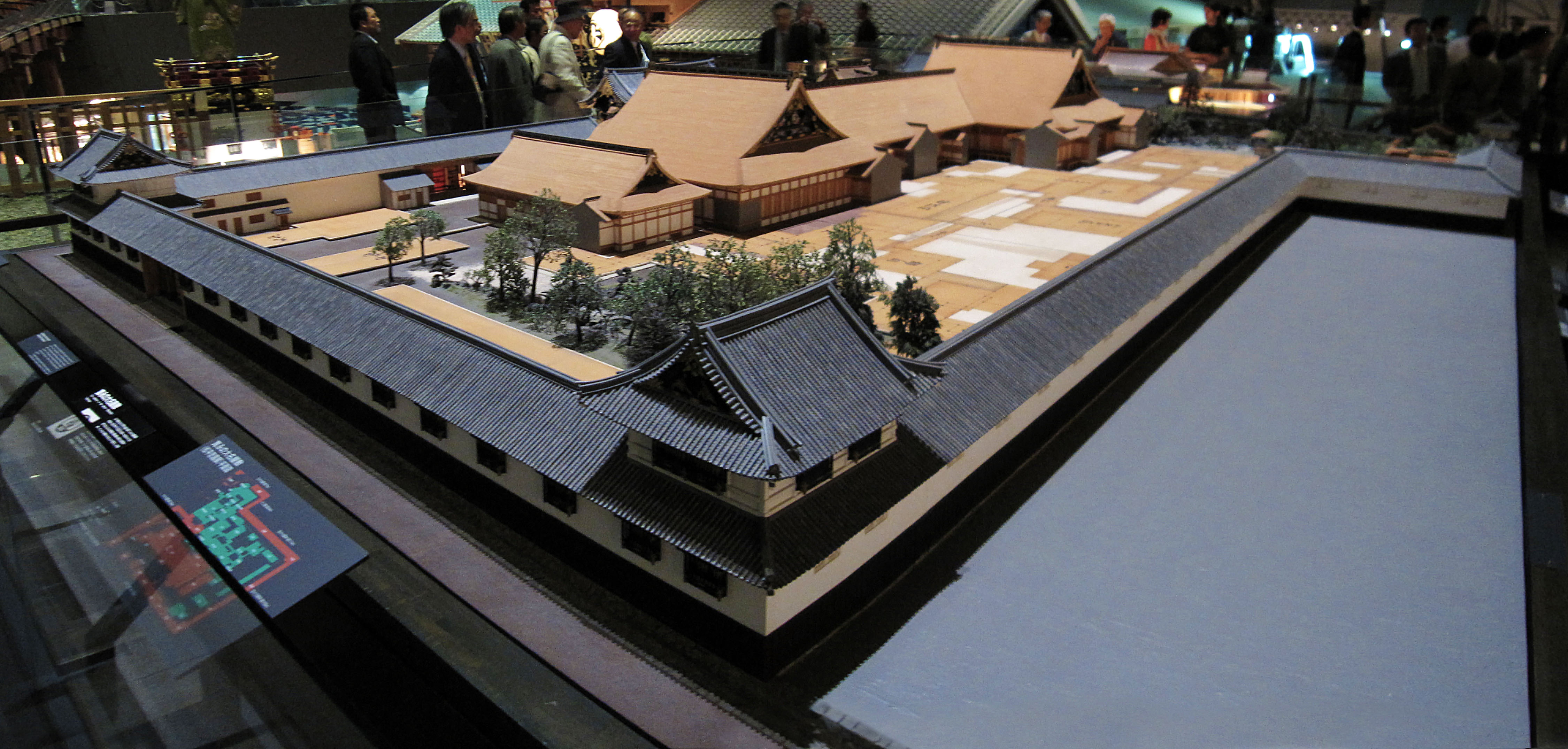 1:30 architectural model of the residence of the daimyo Matsudaira Tadamasa, at the Edo-Tokyo Museum. Some of the minor structures have been left out in the model in order to highlight the main buildings in the back. The minor buildings included servants quarters, storage, stables, etc. and their position is indicated by the beige layout on the white ground.