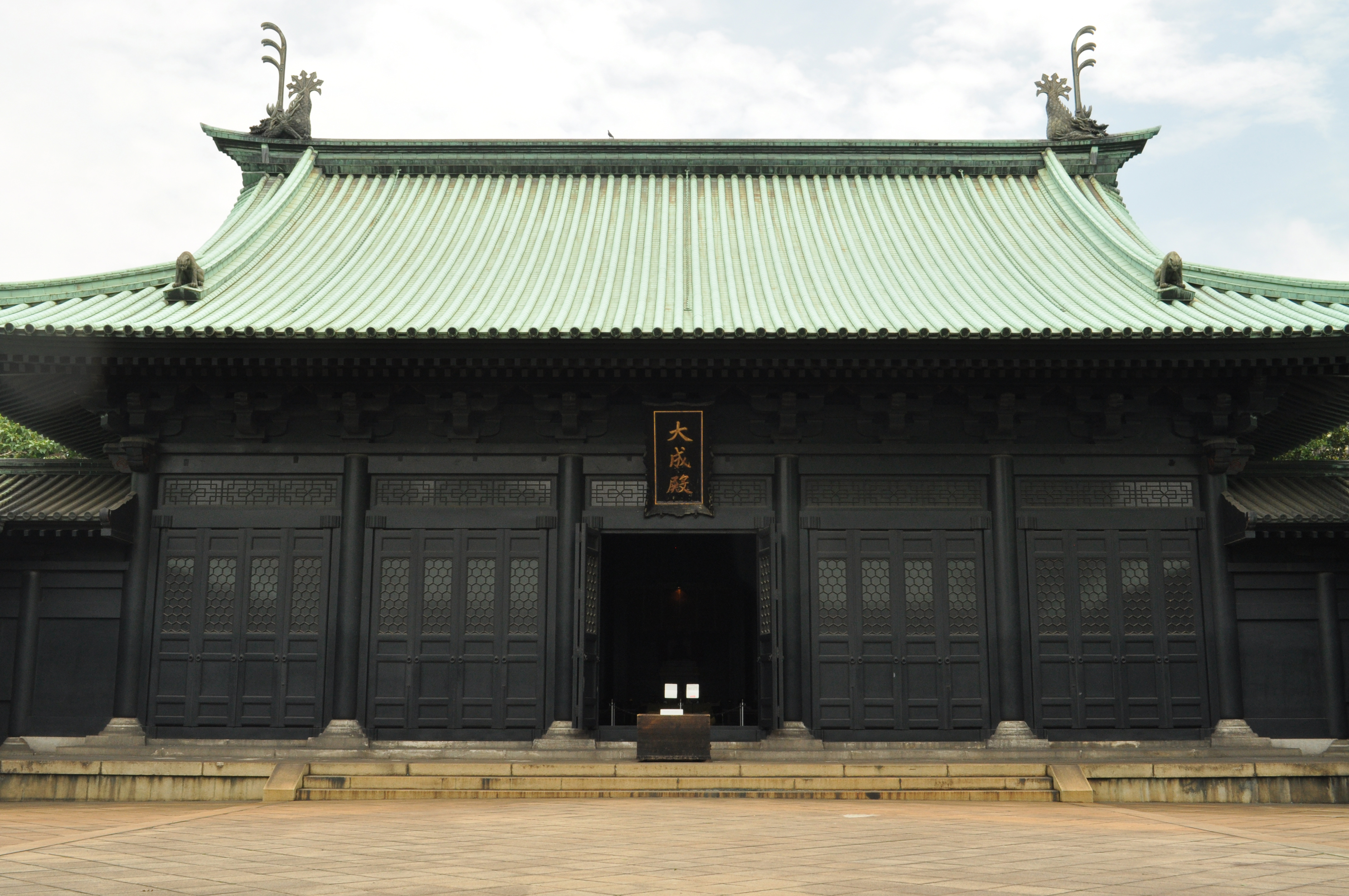 This photograph shows the Taisei-den (with the inscription 大成殿) at the Yushima Seido in Tokyo, Japan.