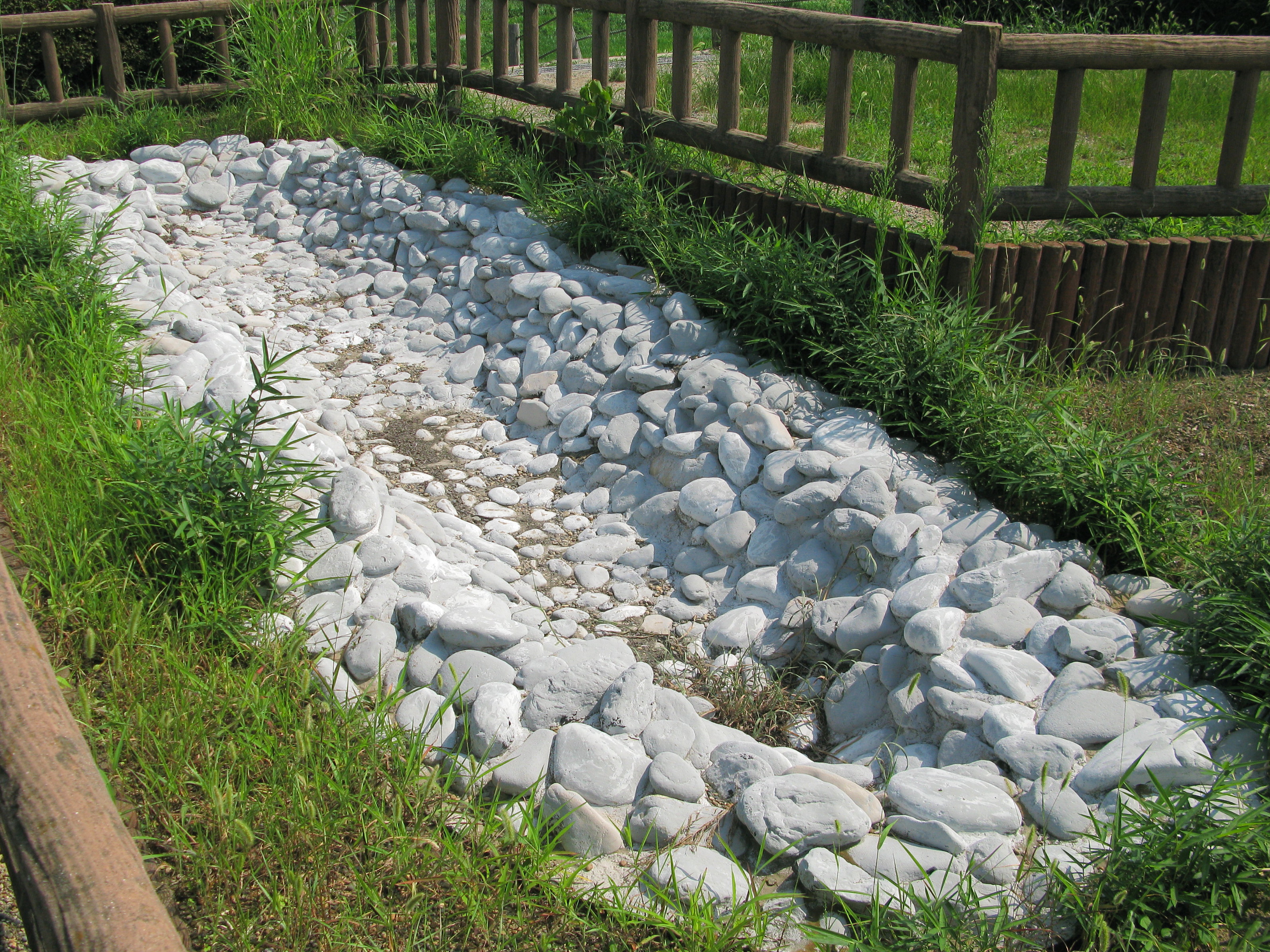 Kiesschalung um den Holzsarg im Inaryama Kofun in Gyoda