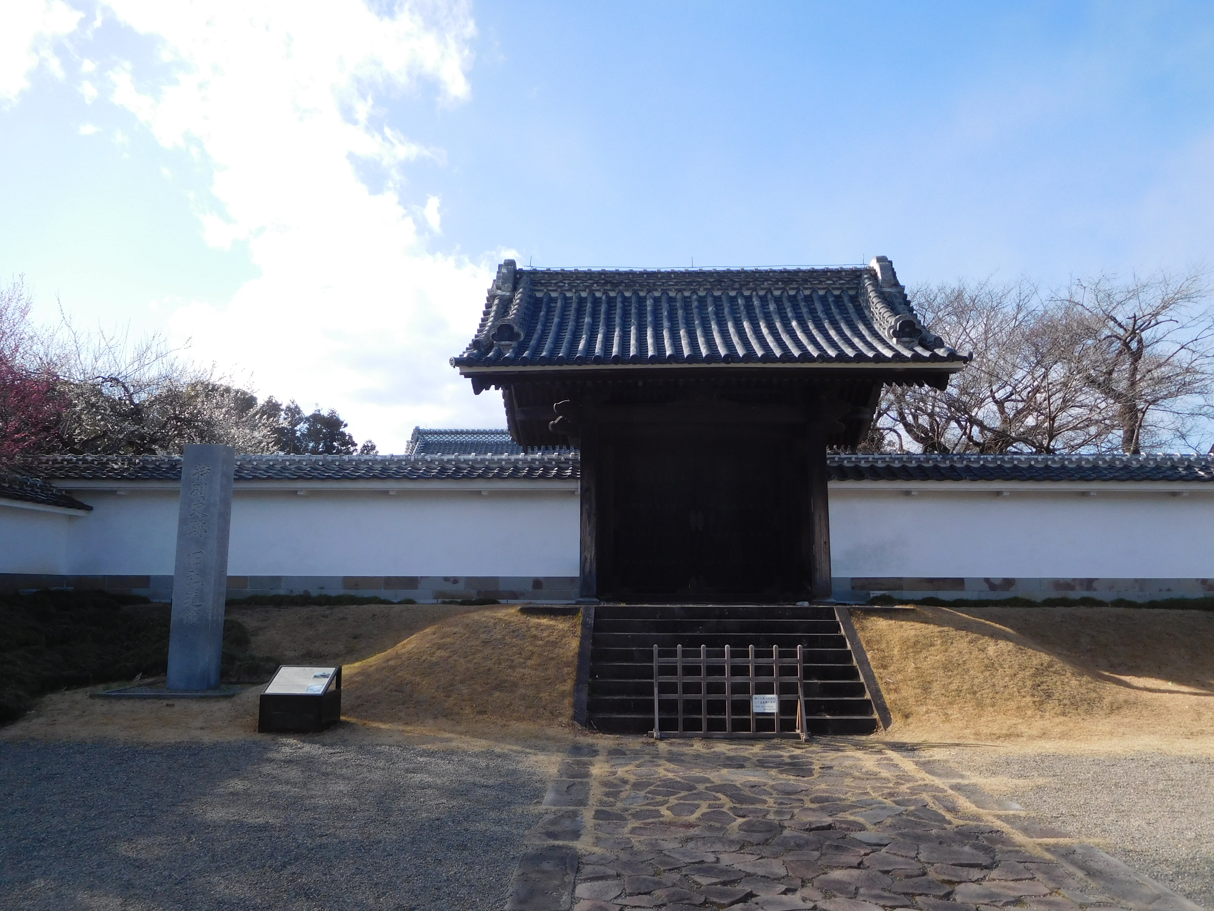 This is a gate of Kodokan in Mito, Japan.