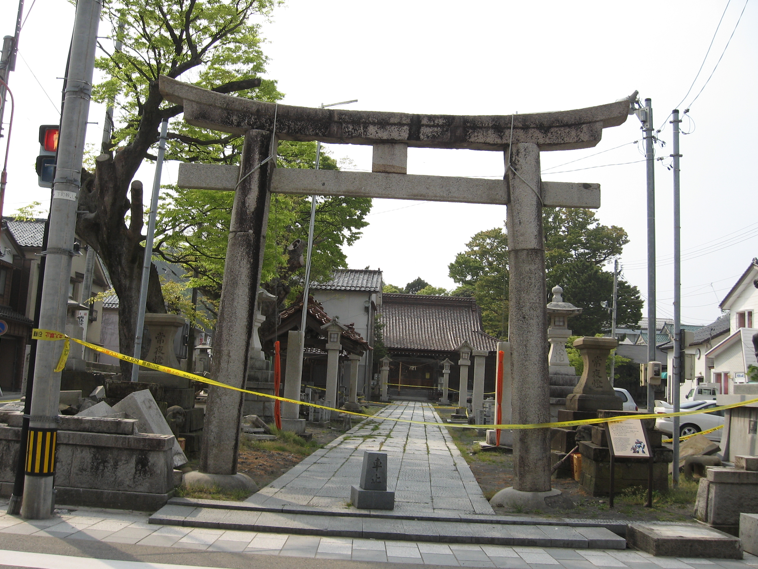 Shrine destroyed by Noto peninsula earthquake in 2007.jpg