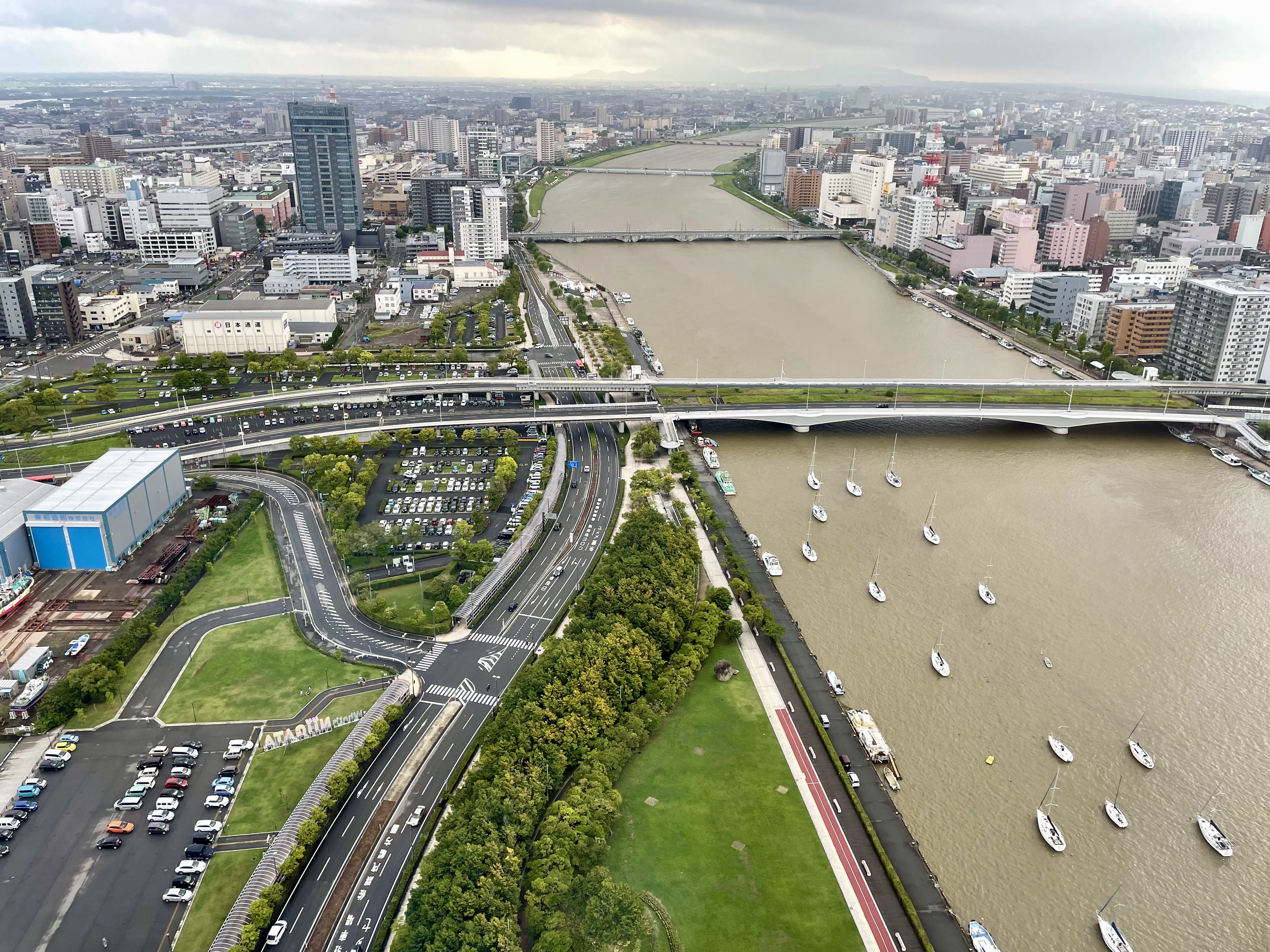 The Befco Bakauke Observation Deck, located on the 31st floor of the Toki Messe building in Niigata, Japan, offers a panoramic 360-degree view at a height of approximately 125 meters. On clear days, visitors can see Sado Island, the Shinano River, and the Sea of Japan. The observation area is open from 8:00 to 22:00, and admission is free. In addition to its scenic views, the deck features a café lounge and a souvenir shop.