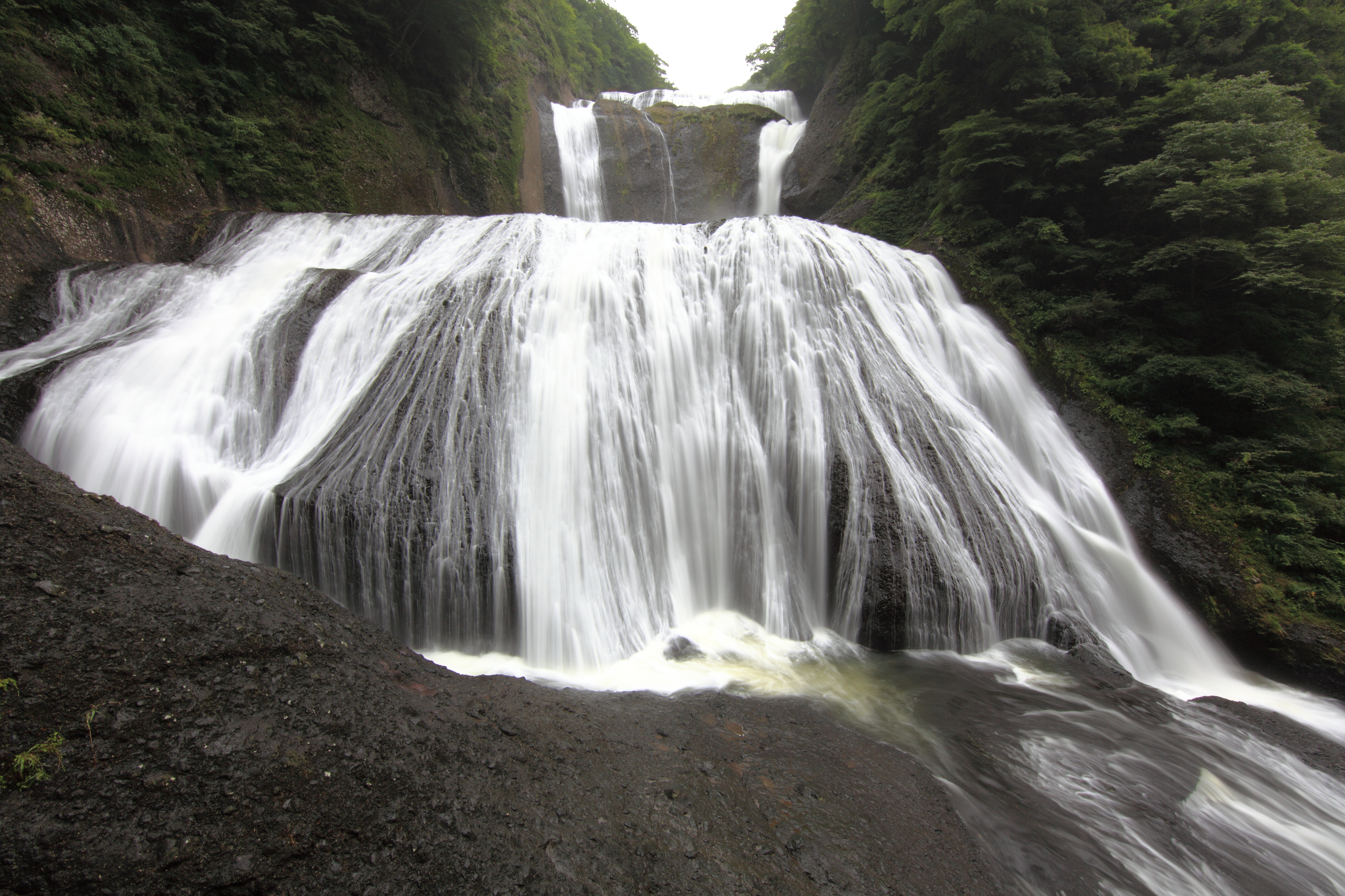 Fukuroda Falls, Daigo-machi(town) Kuji-gun(County) Ibaraki-ken(Prefecture), Japan

[[w:ja:%e8%a2%8b%e7%b0%e3%ae%e6%bb%9d|茨城県久慈郡(いばらきけんくじぐん) 大子町(だいごまち) 袋田の滝(ふくろだのたき)]]