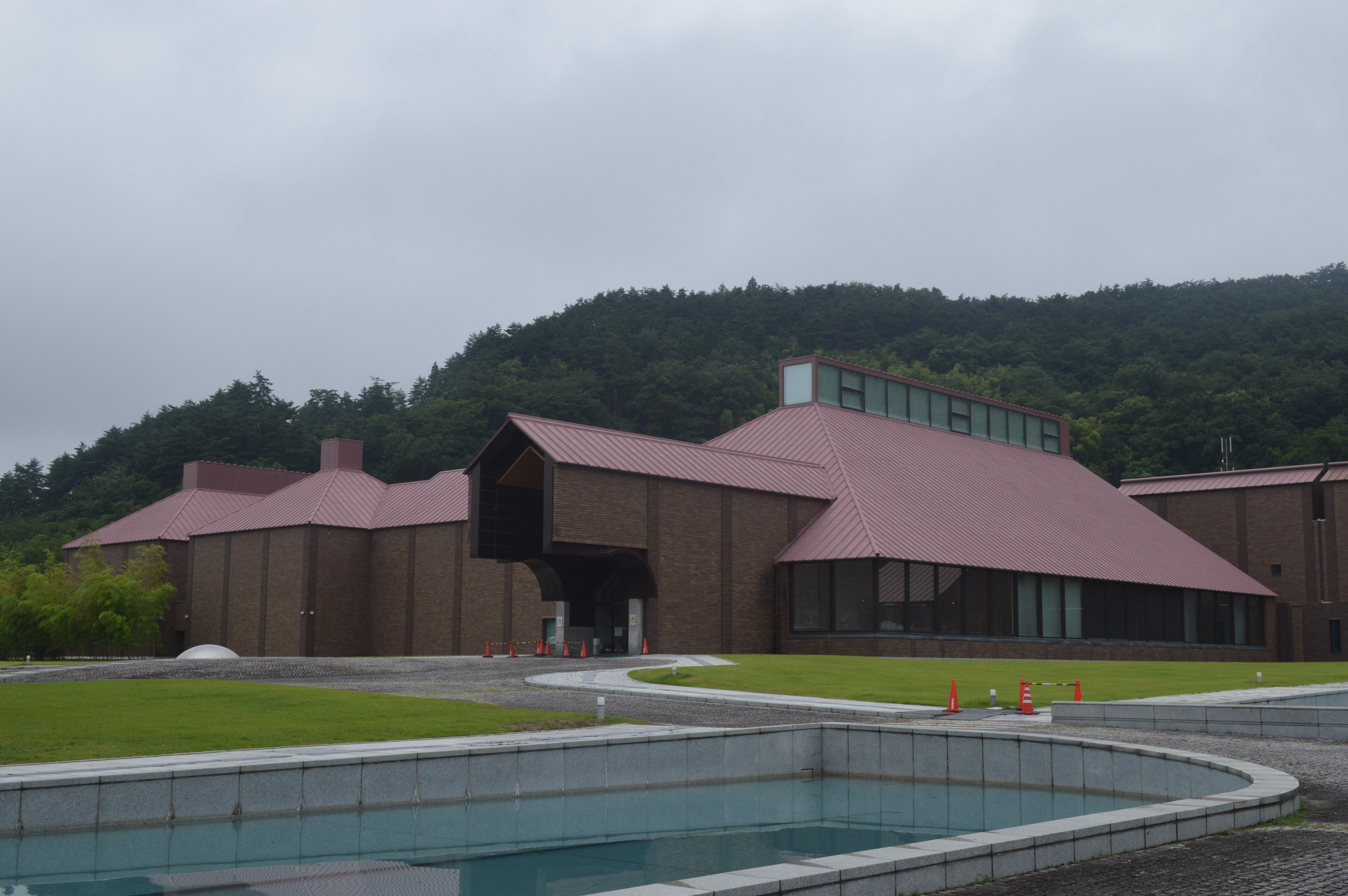 福島県福島市森合字西養山1番地にある福島県立美術館。