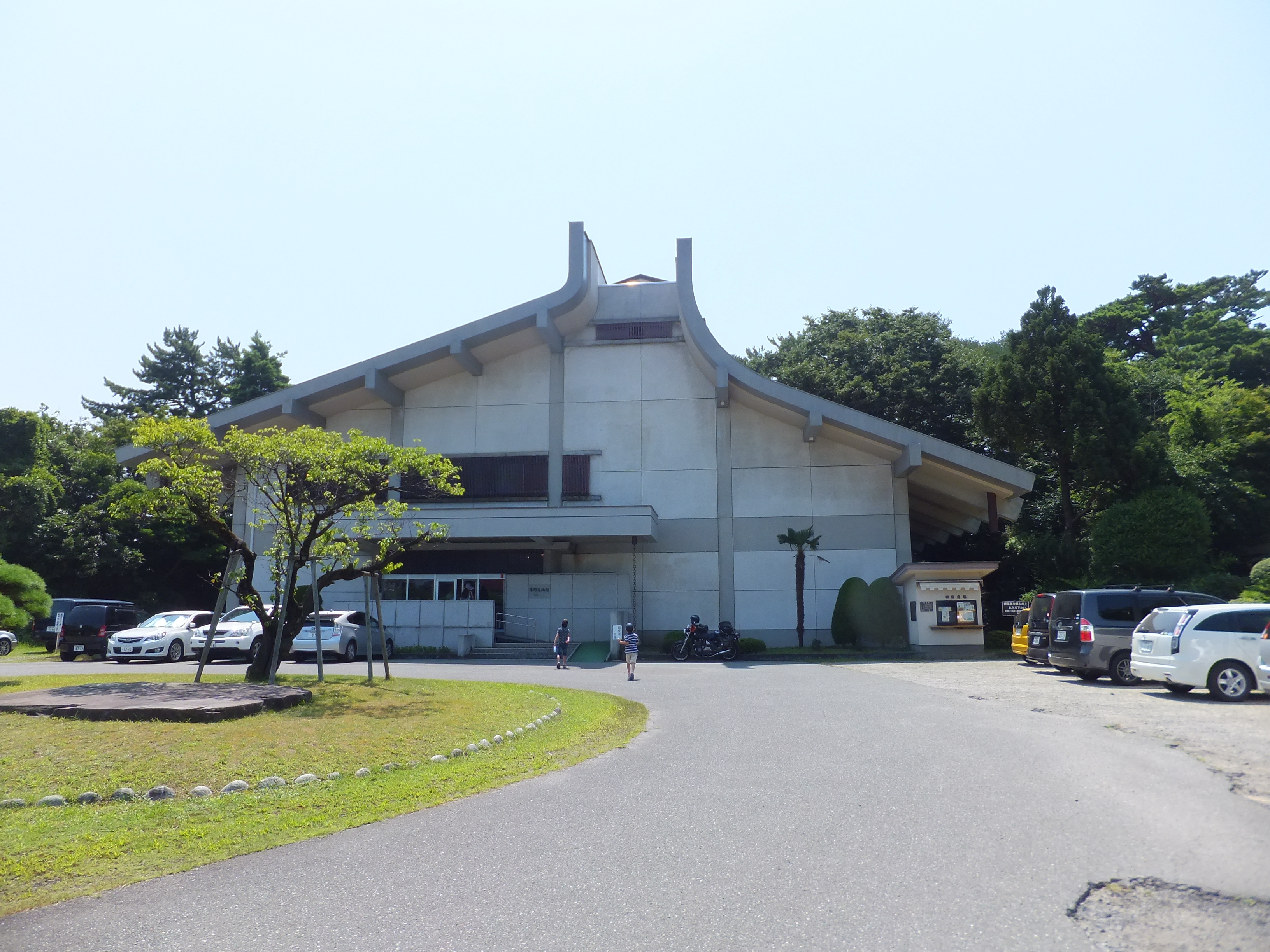 庄内の豪商本間氏によりコレクションされた美術品を展示する本間美術館。清遠閣と鶴舞園に附設して建設された。