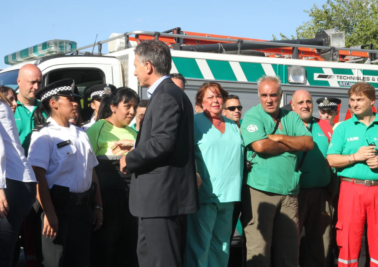 Buenos Aires. Febrero 23 de 2012. El jefe de Gobierno de la Ciudad de Buenos Aires, Mauricio Macri, felicitó hoy a los equipos de emergencia que participaron en las tareas de rescate en la tragedia de Once y envió sus condolencias a los familiares de las víctimas.
Foto Matias Bonpland-gv/GCBA.-