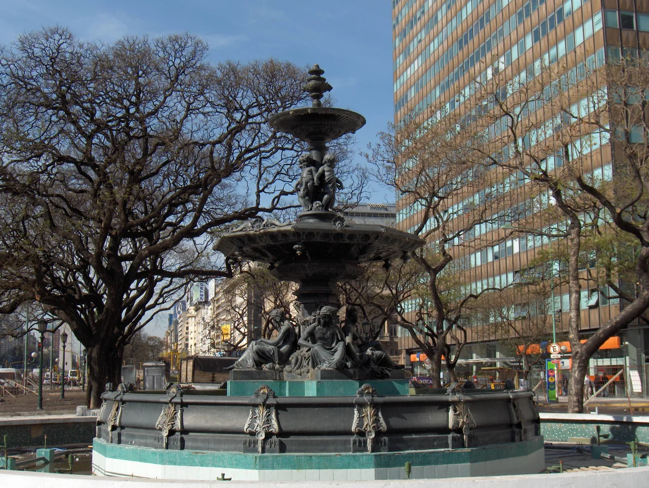 Fuente ubicada en la intersección de las avenidas 9 de Julio y Córdoba en la Ciudad Buenos Aires, Argentina. Antiguamente, junto con otra similar, se encontraba en la Plaza de Mayo de esa ciudad.