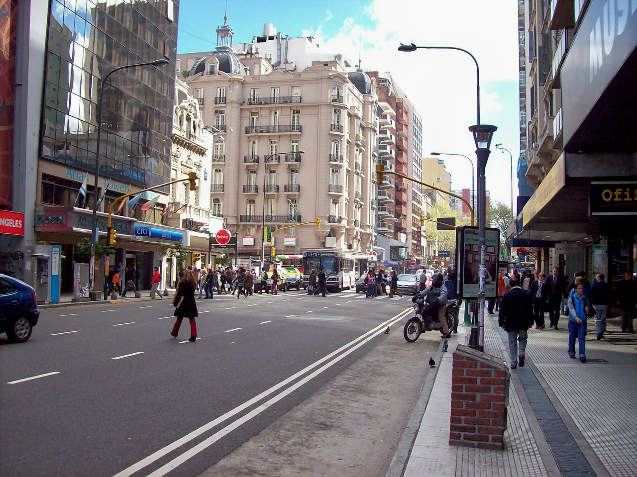 Avenida Corrientes y Callao (Ciudad de Buenos Aires). Recordatorio de Alberto Olmedo visible a la derecha.